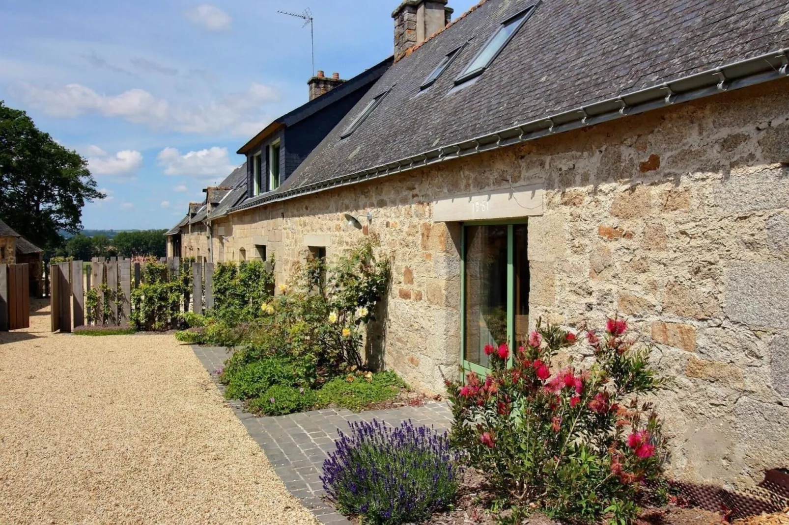 Joli Gite de vacances à Neulliac - Exterior in summer