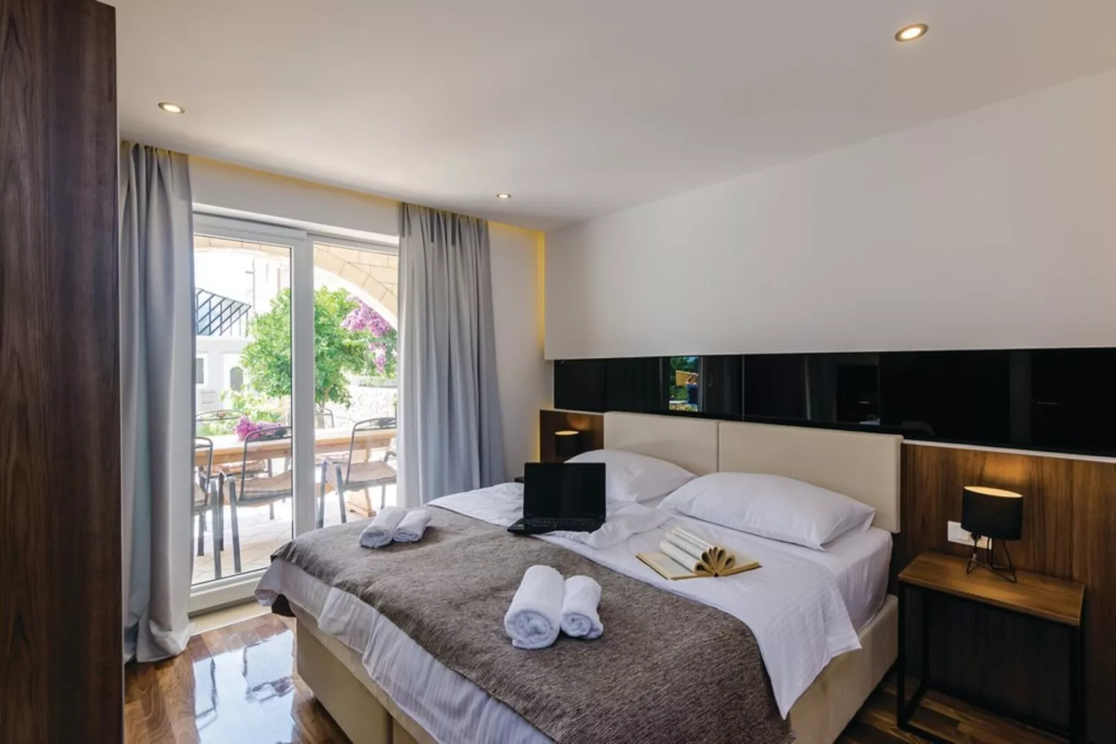 HOLIDAY HOUSE STONE BLISS - Bedroom