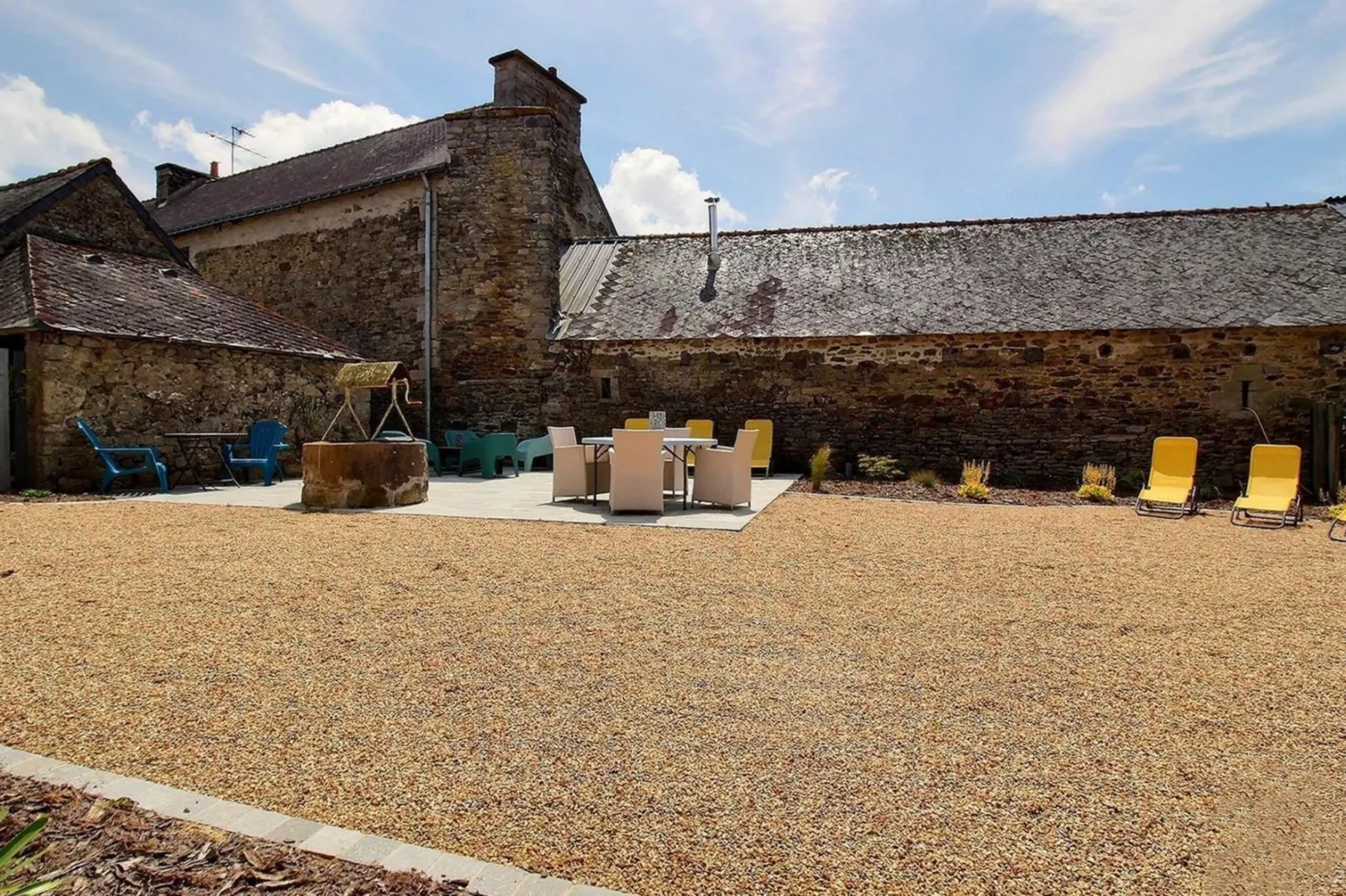 Joli Gite de vacances à Neulliac - Exterior in summer