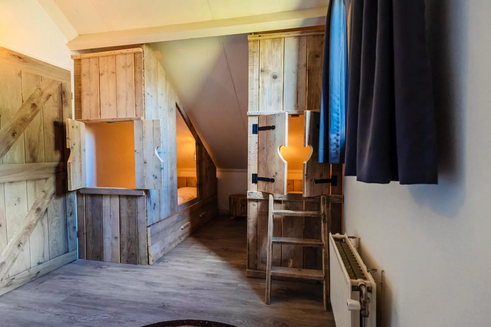 6 - Persons Lakeside Child-friendly Bungalow - Flur