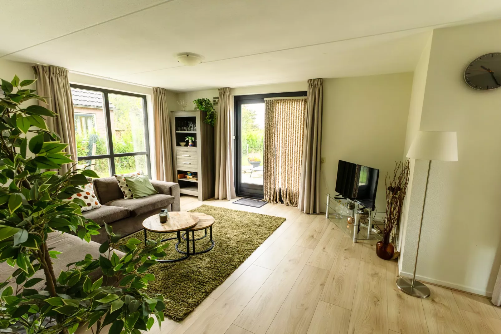 6 - Person Forest Pet & Family Bungalow - Wohnzimmer