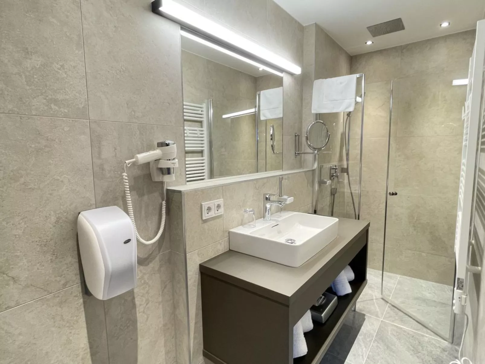 3_SPA - Poolside Superior 726 - Inside