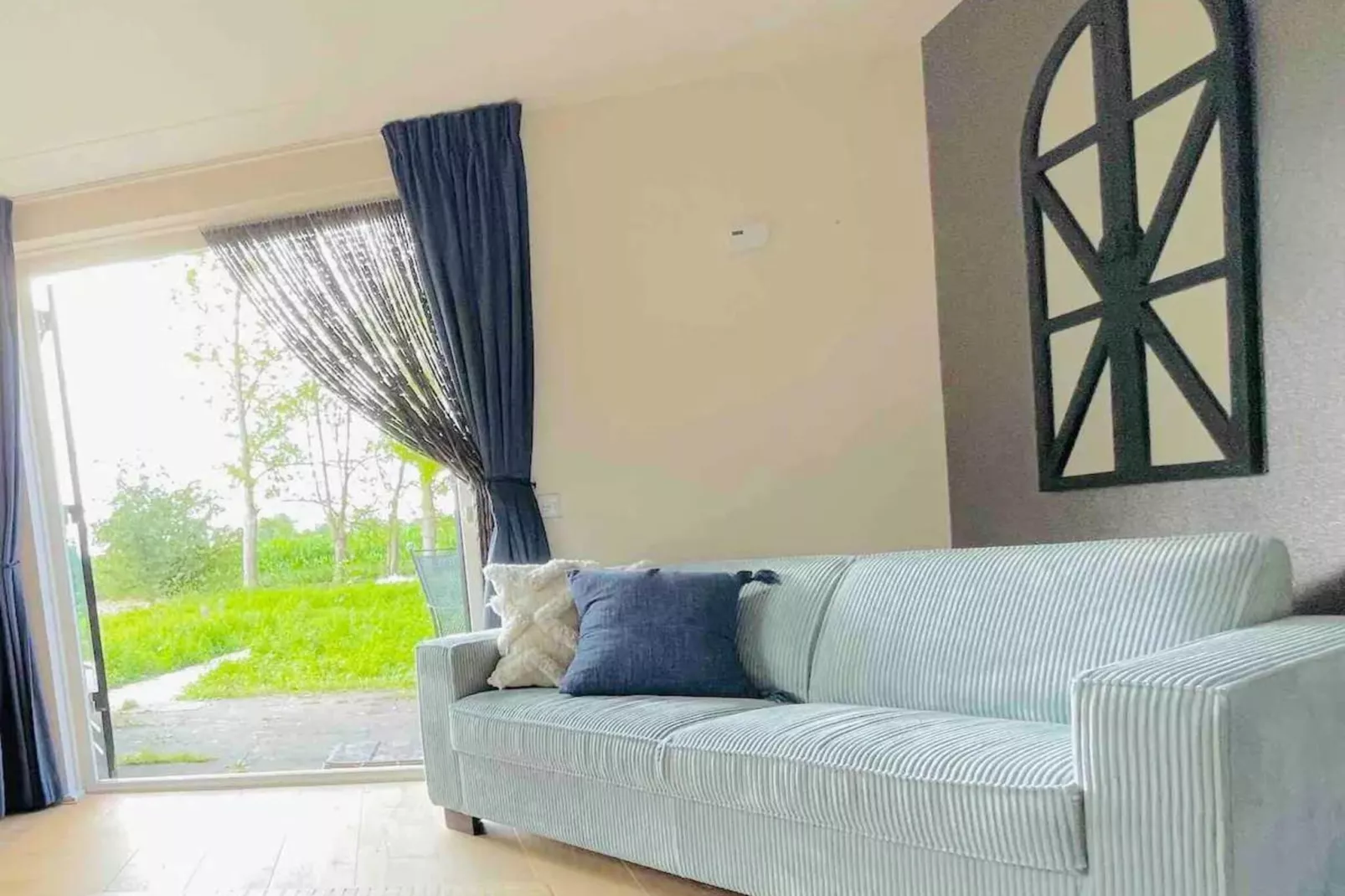 6 - Person Forest Pet & Family Bungalow - Wohnzimmer