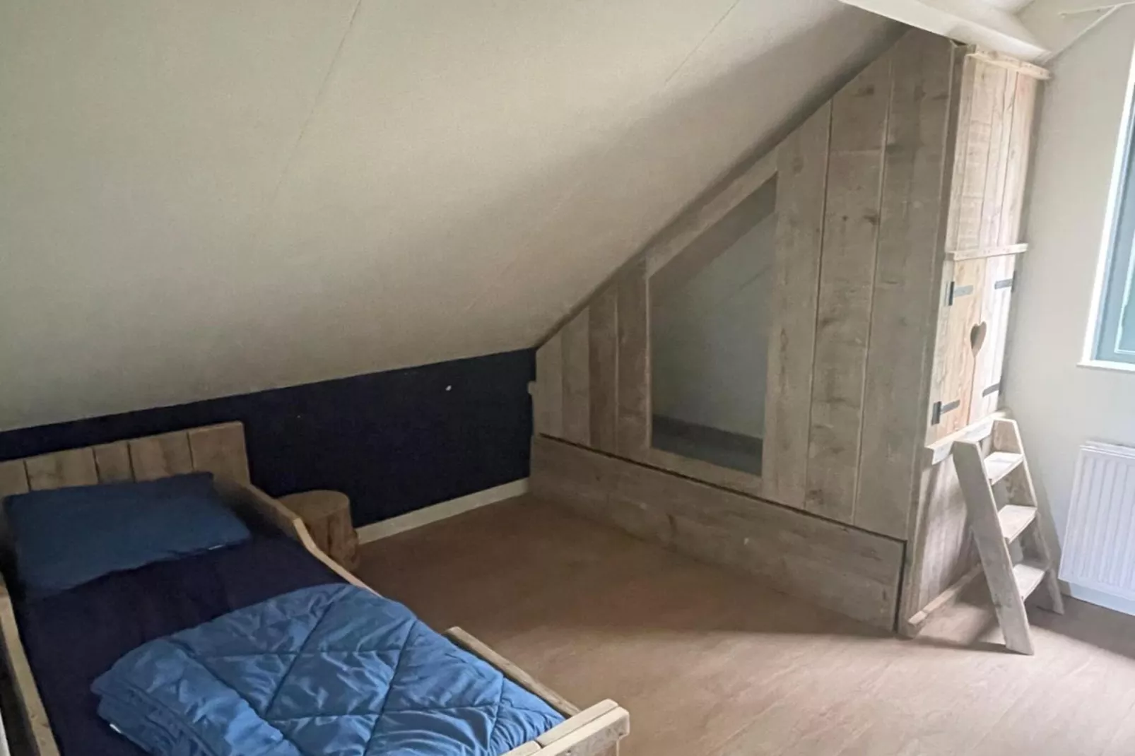 6 - Persons Lakeside Bungalow (copy) - Bedroom