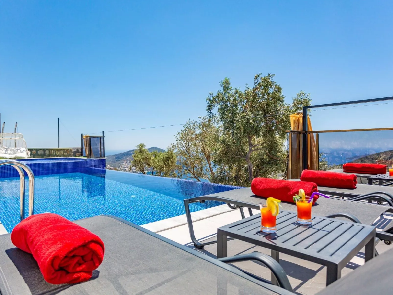 Villa Bajon mit Infinitypool und Meerblick - Draußen