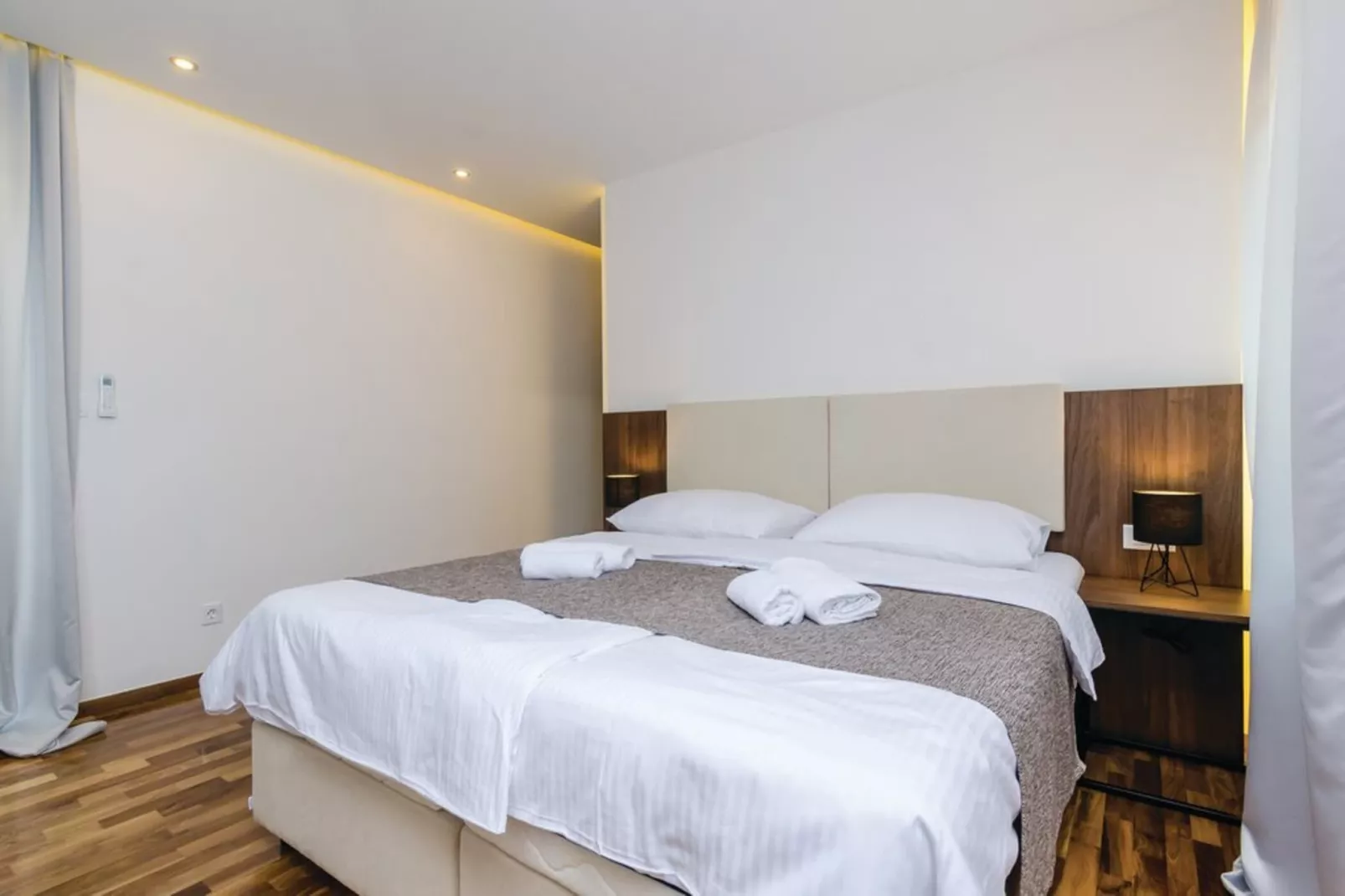 HOLIDAY HOUSE STONE BLISS - Bedroom