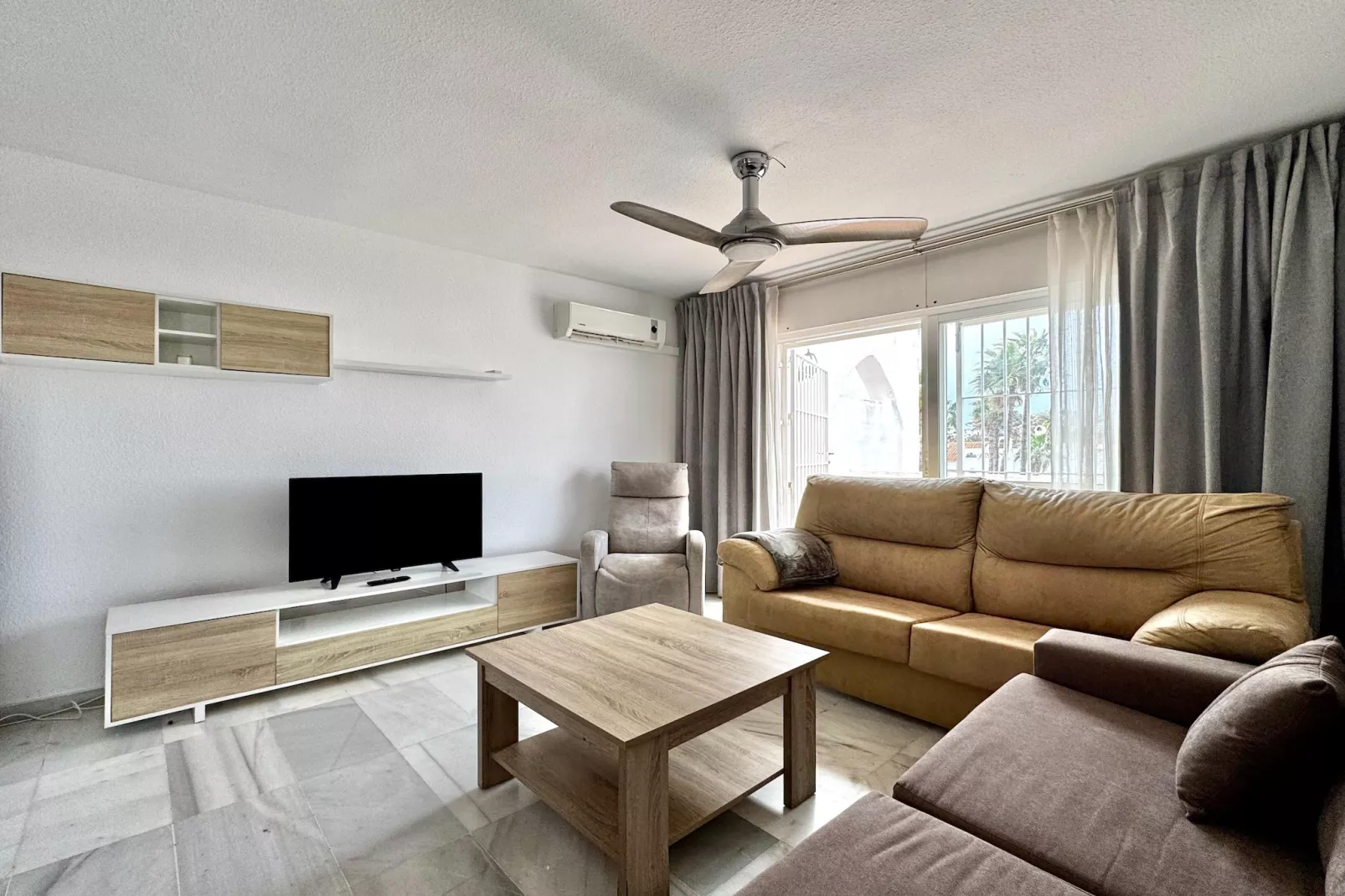 Golf Center 13 1-24 - Wohnzimmer