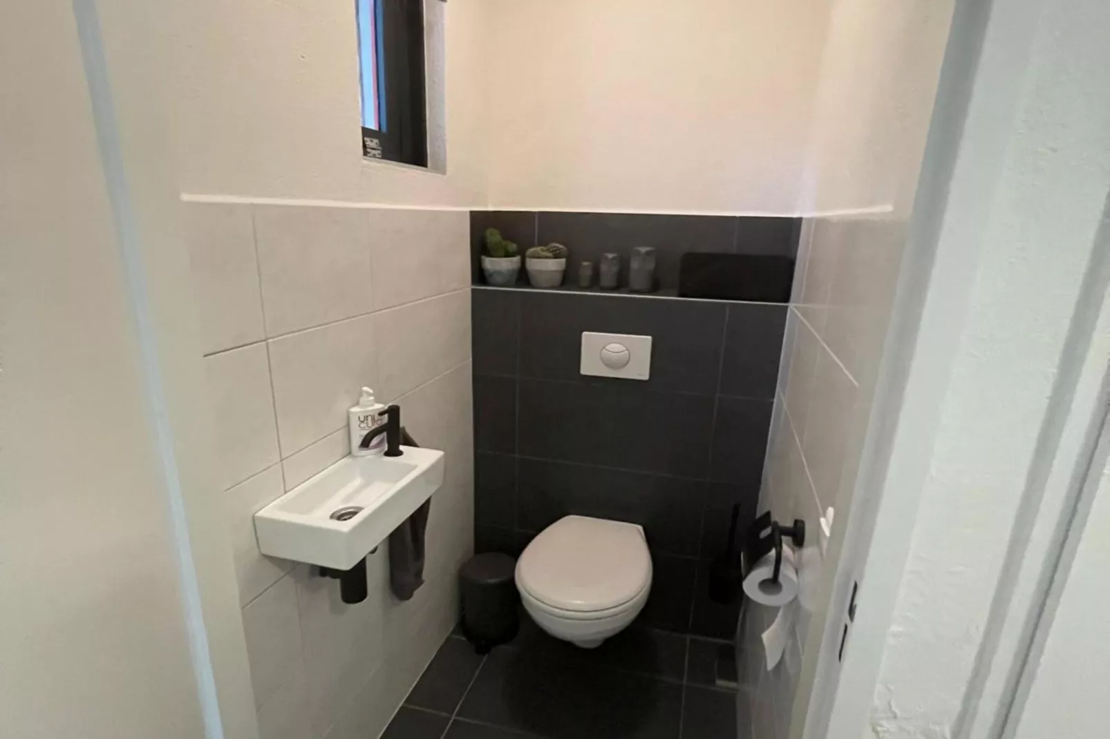 6 - Persons Lakeside Bungalow (copy) - Bathroom