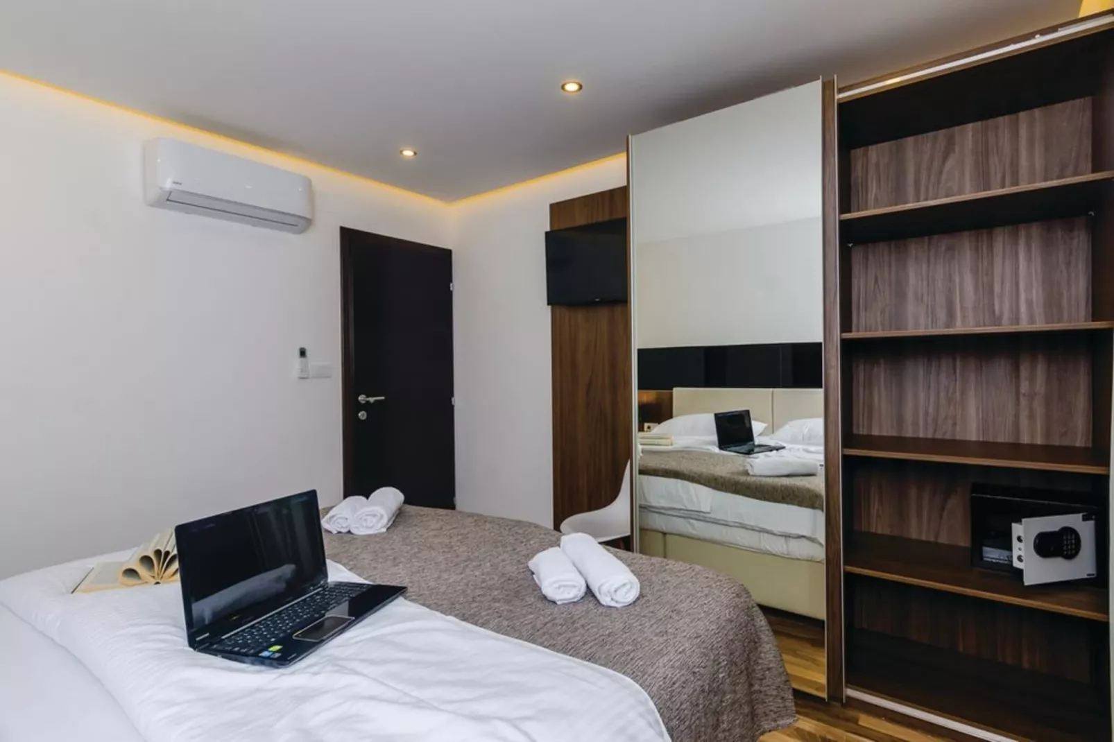 HOLIDAY HOUSE STONE BLISS - Bedroom