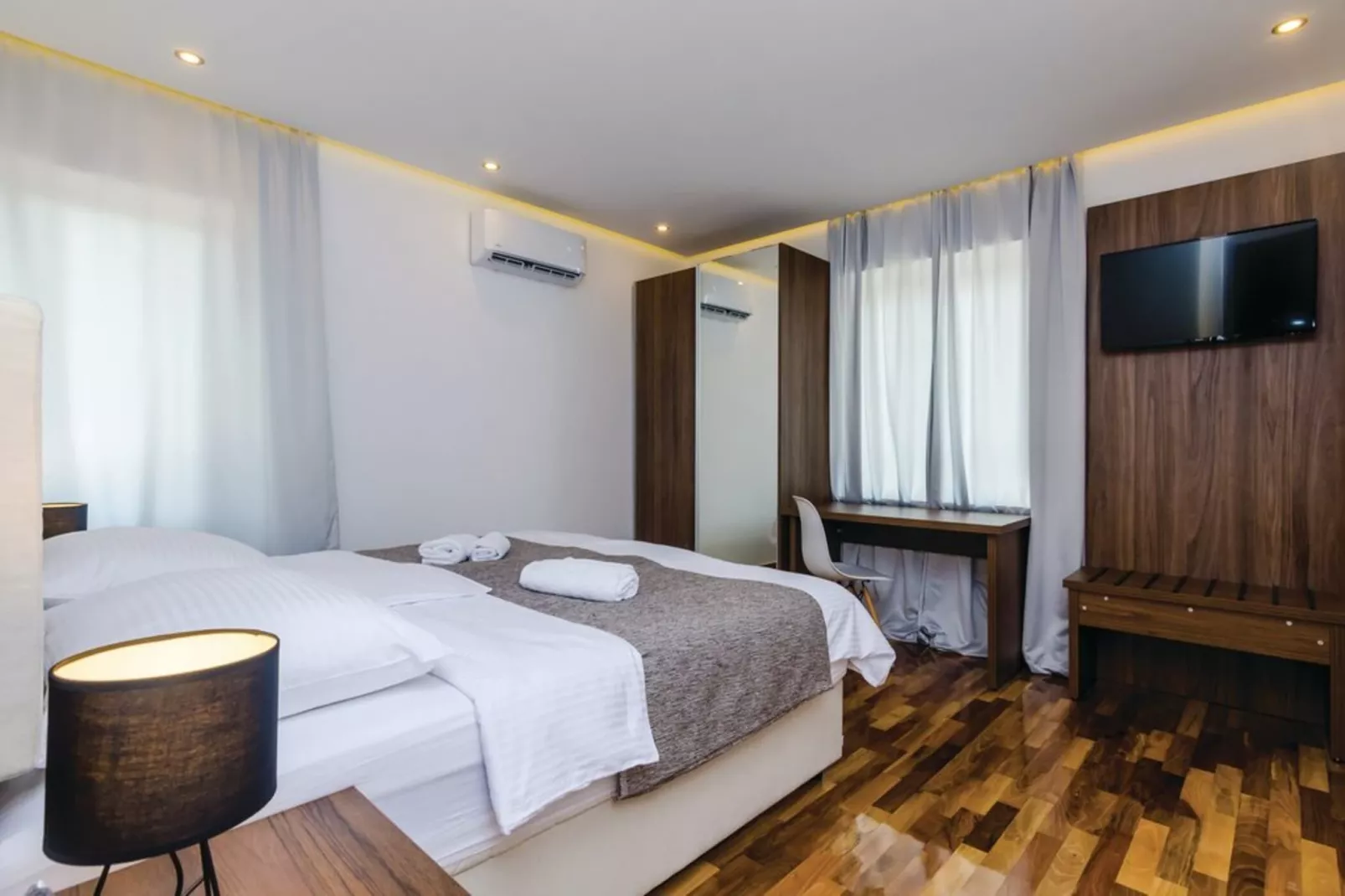 HOLIDAY HOUSE STONE BLISS - Bedroom