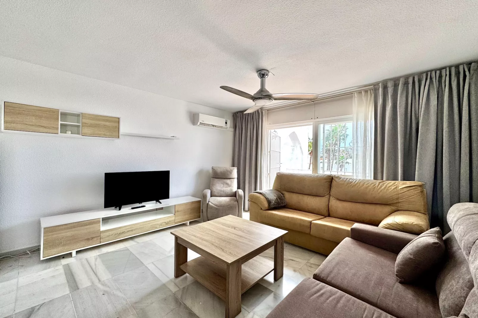 Golf Center 13 1-24 - Wohnzimmer