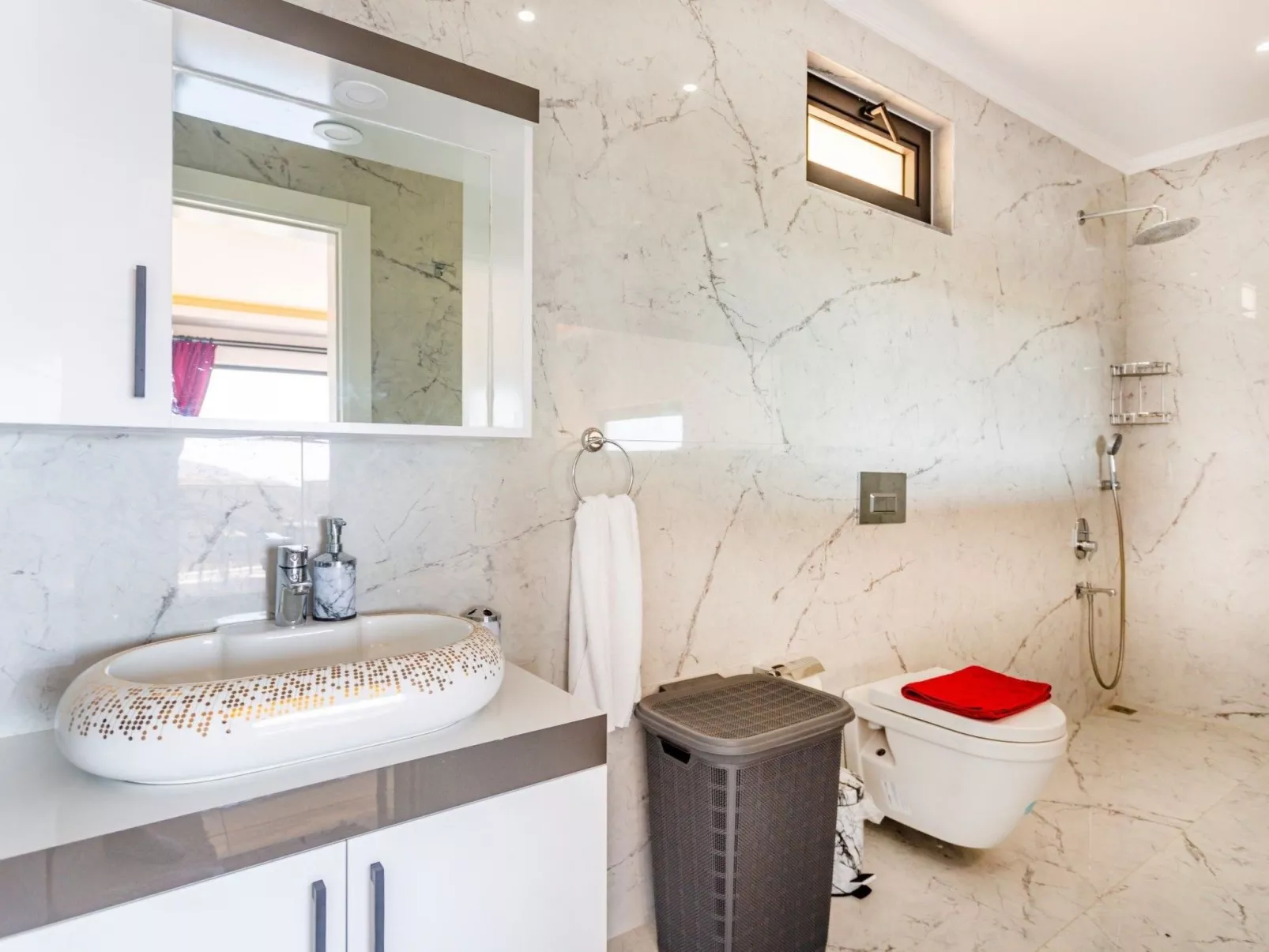 Villa Bajon mit Infinitypool und Meerblick - Drinnen