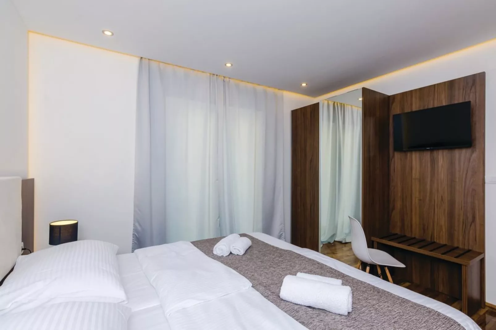 HOLIDAY HOUSE STONE BLISS - Bedroom