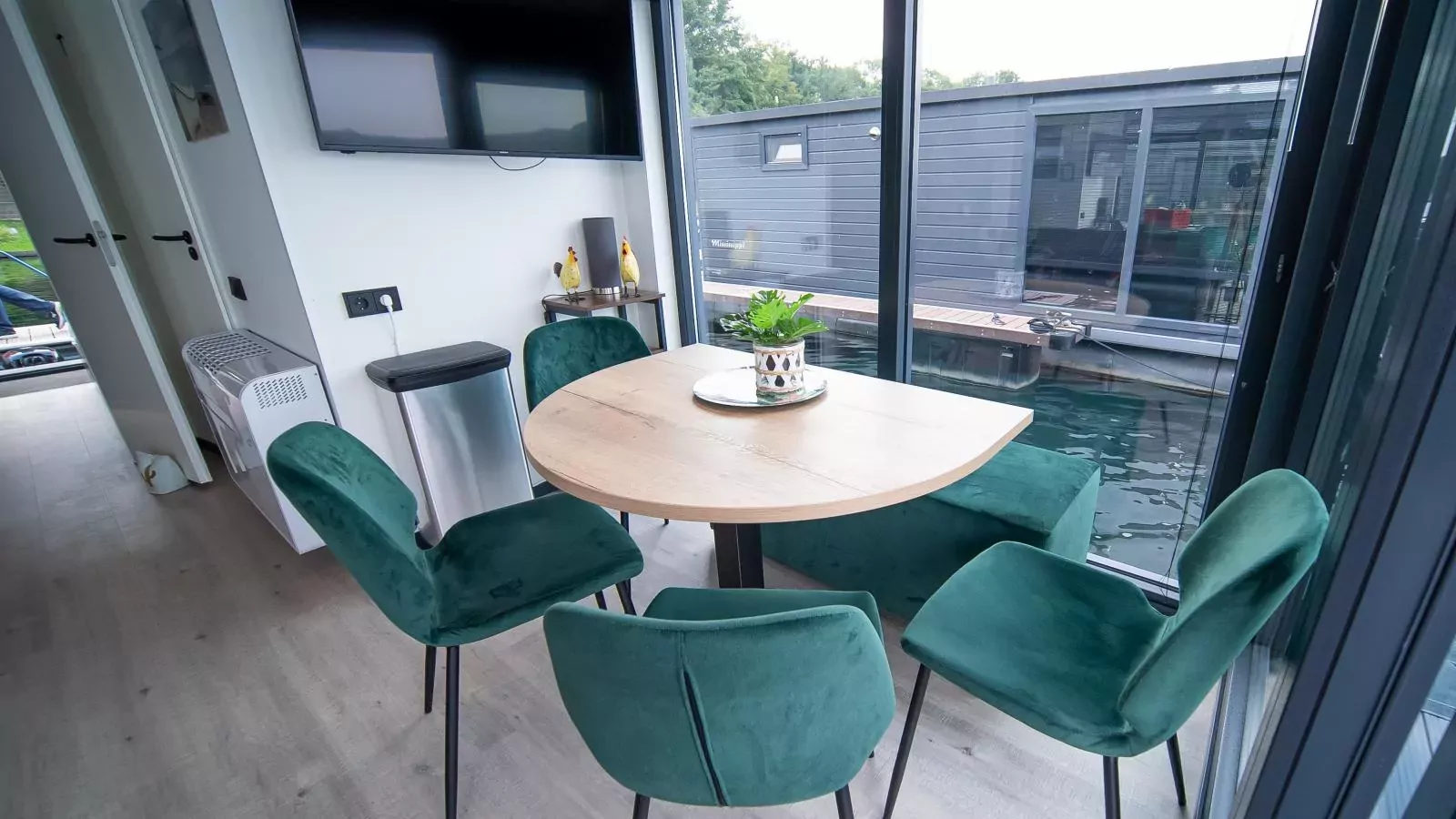 Floating in Limburg-Dining room