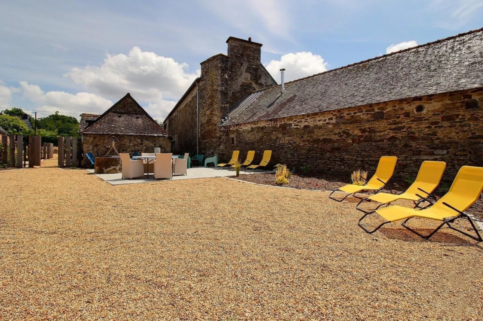 Joli Gite de vacances à Neulliac - Exterior in summer