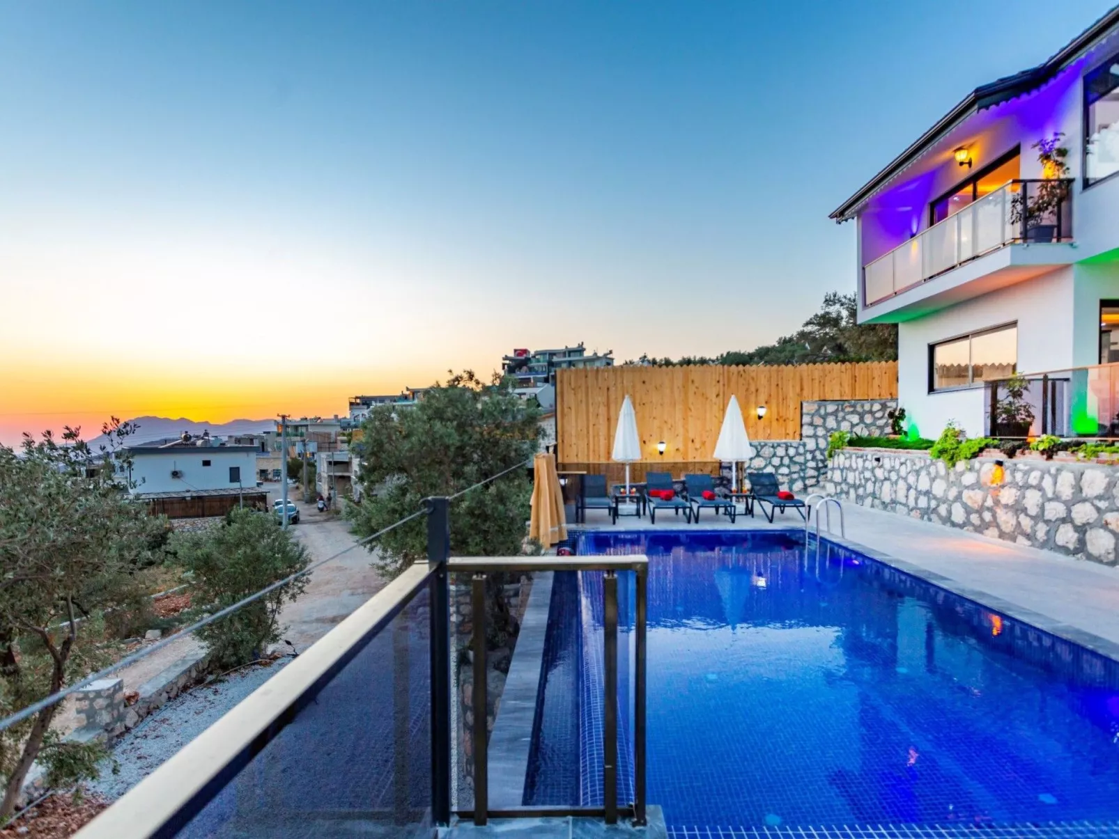 Villa Bajon mit Infinitypool und Meerblick - Draußen