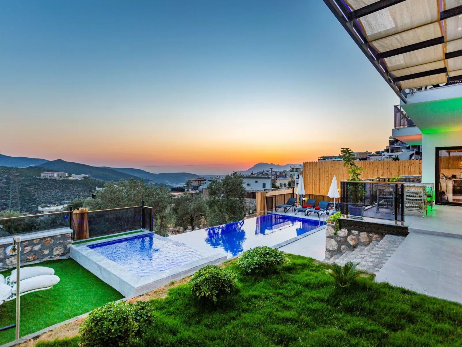 Villa Bajon mit Infinitypool und Meerblick - Draußen