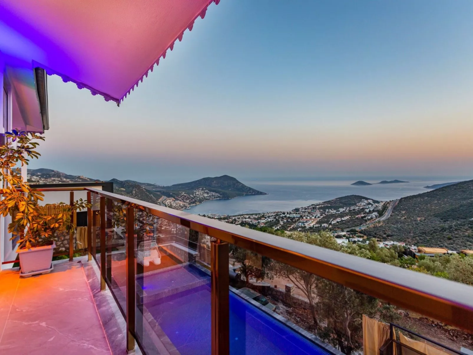 Villa Bajon mit Infinitypool und Meerblick - Draußen
