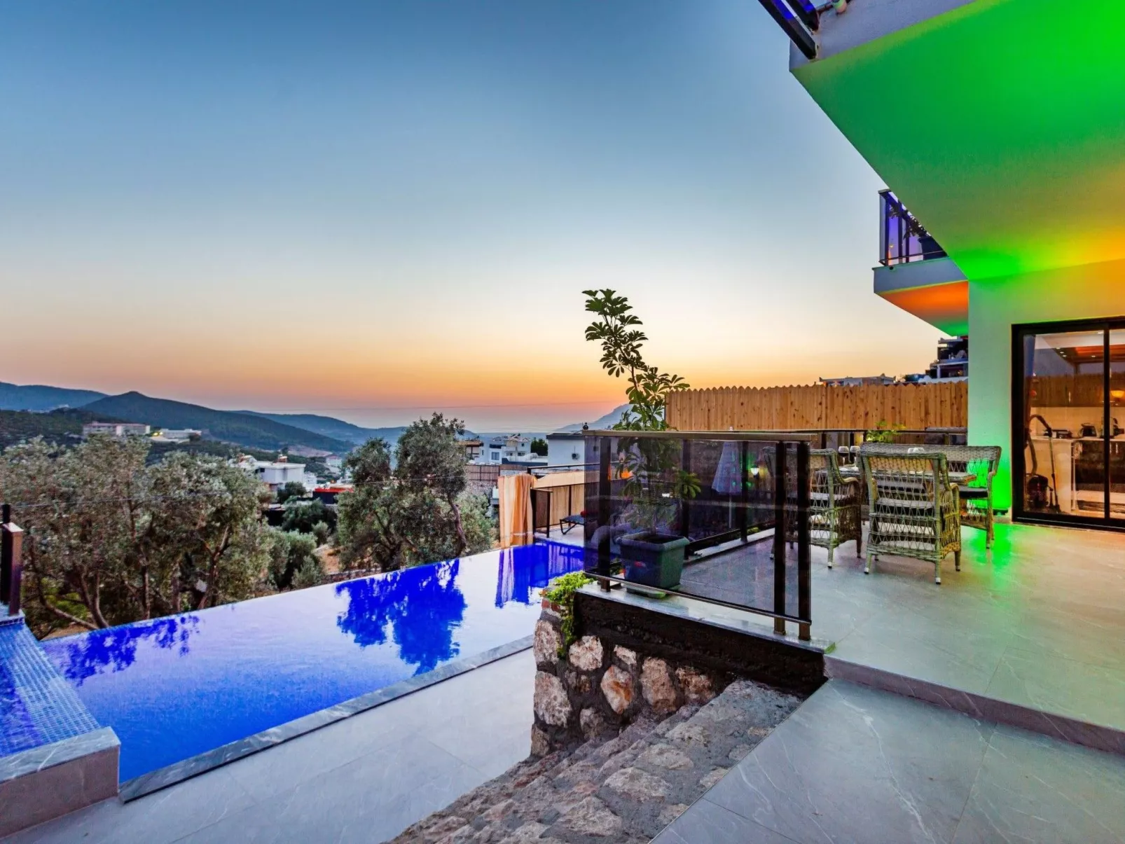 Villa Bajon mit Infinitypool und Meerblick - Draußen
