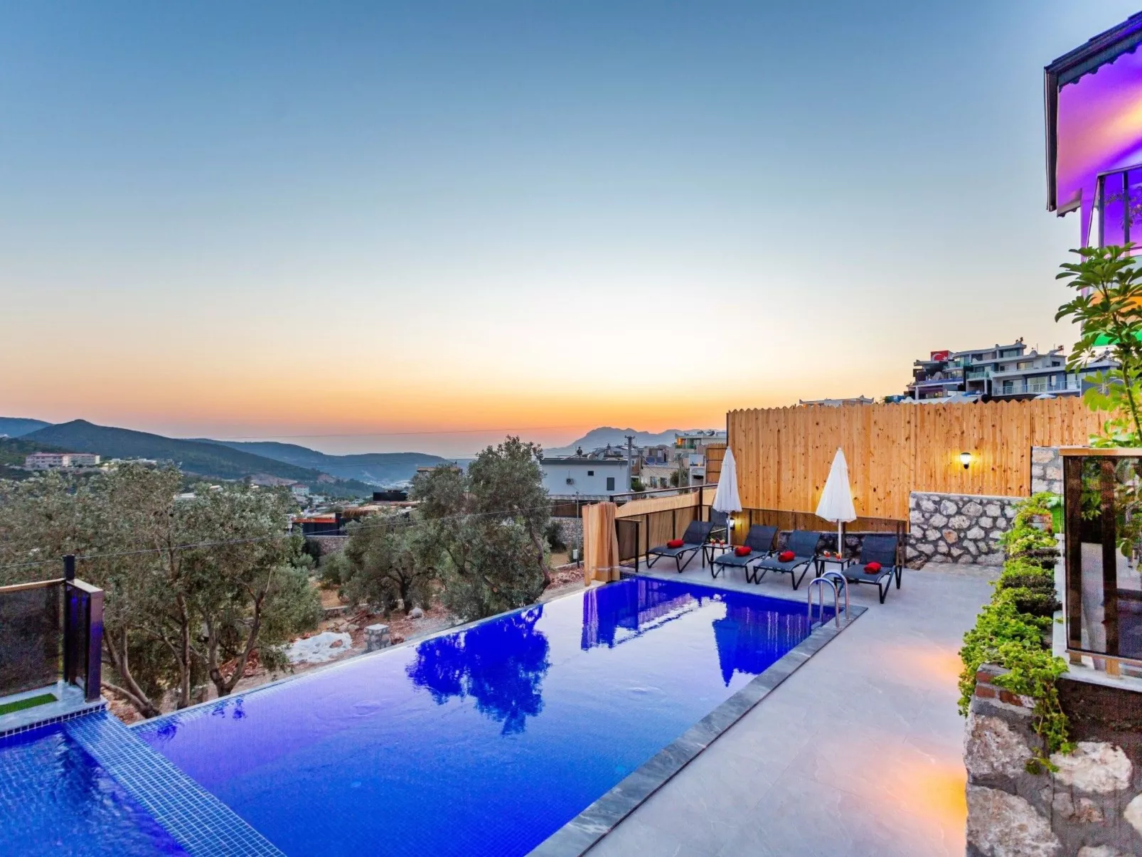 Villa Bajon mit Infinitypool und Meerblick - Draußen