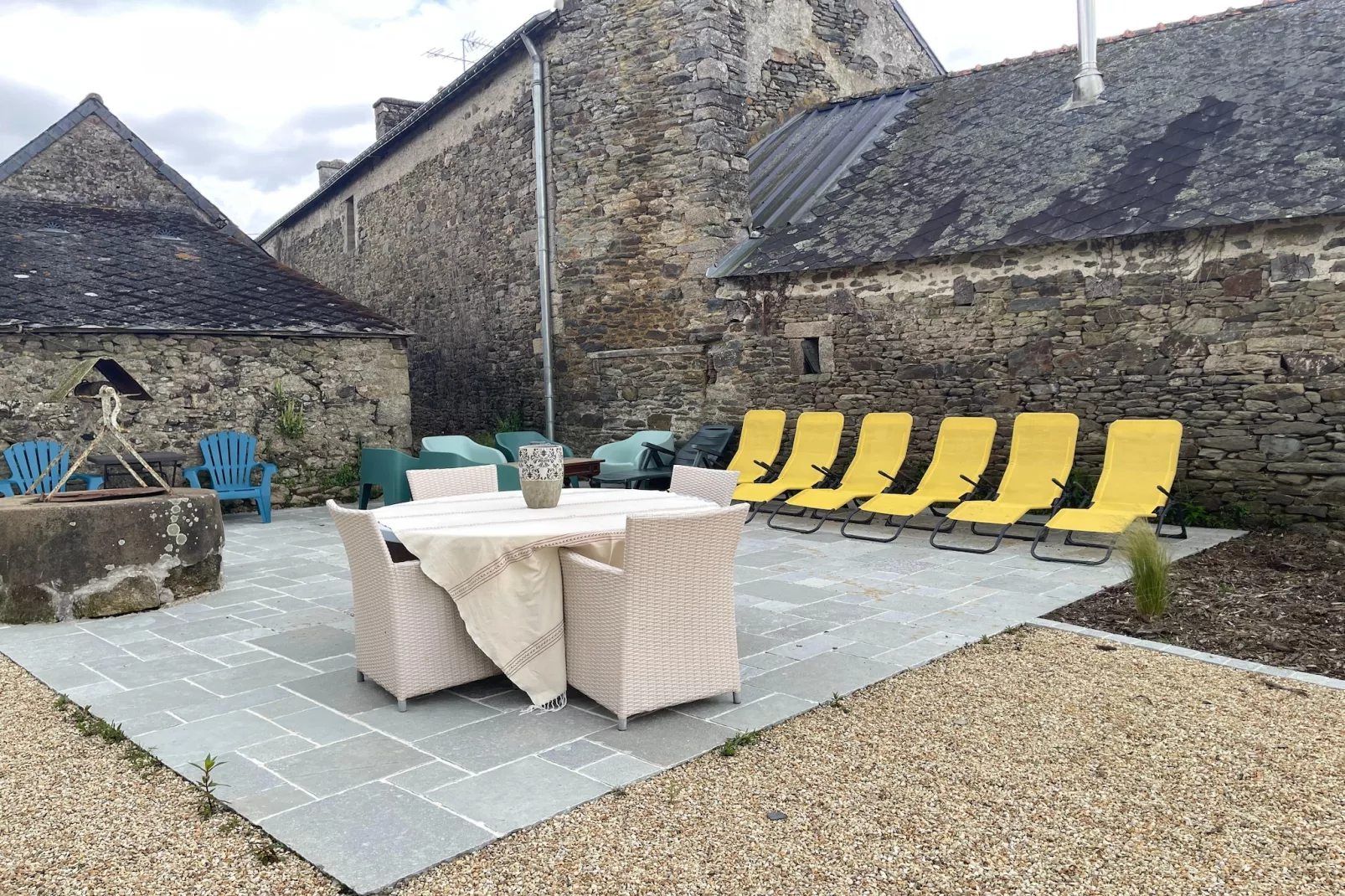 Joli Gite de vacances à Neulliac - Exterior in summer