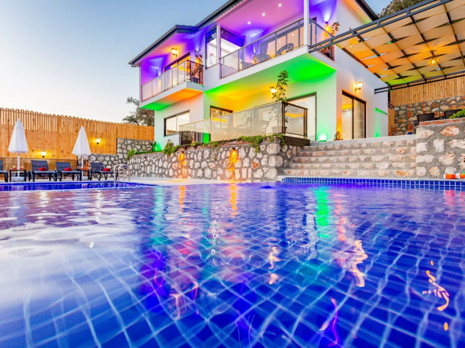 Villa Bajon mit Infinitypool und Meerblick - Draußen