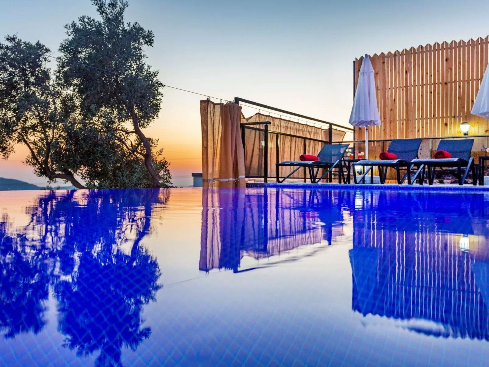 Villa Bajon mit Infinitypool und Meerblick - Draußen