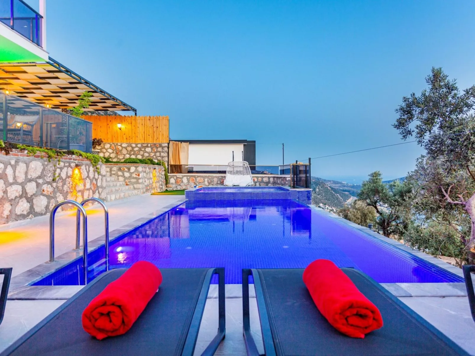 Villa Bajon mit Infinitypool und Meerblick - Draußen