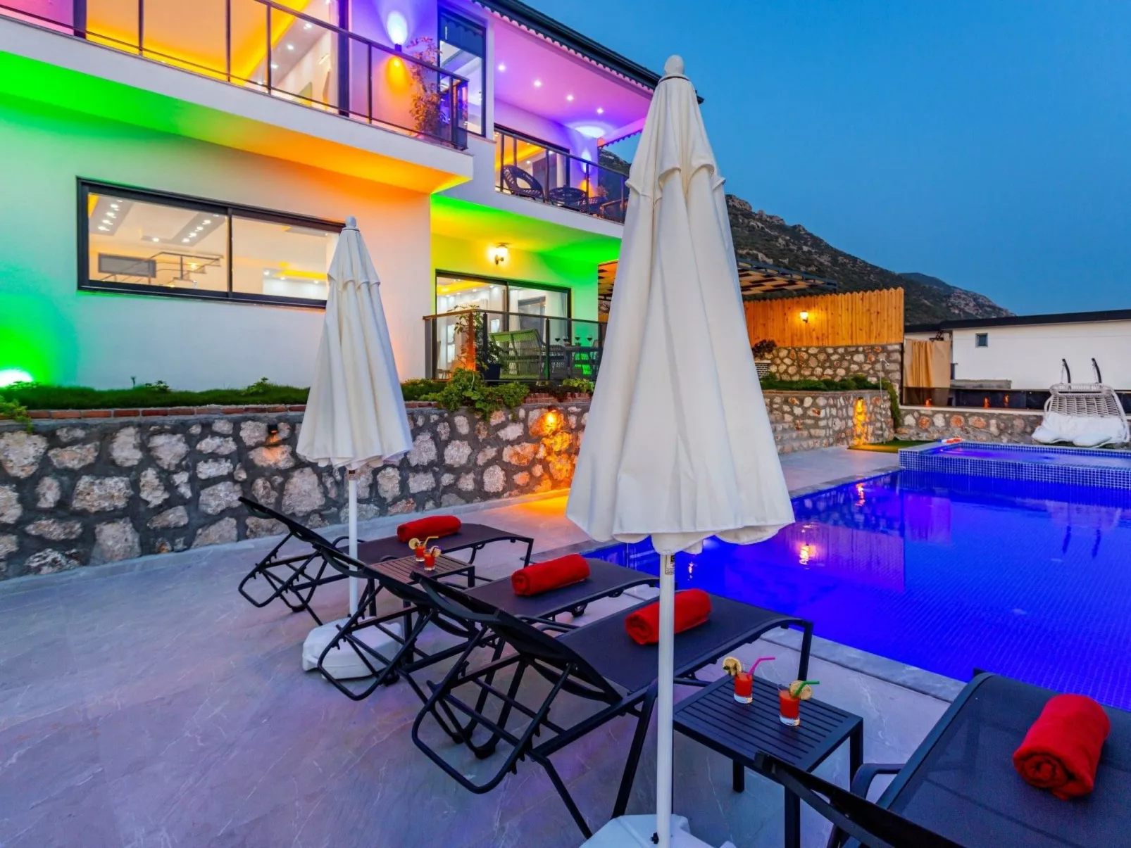 Villa Bajon mit Infinitypool und Meerblick - Draußen