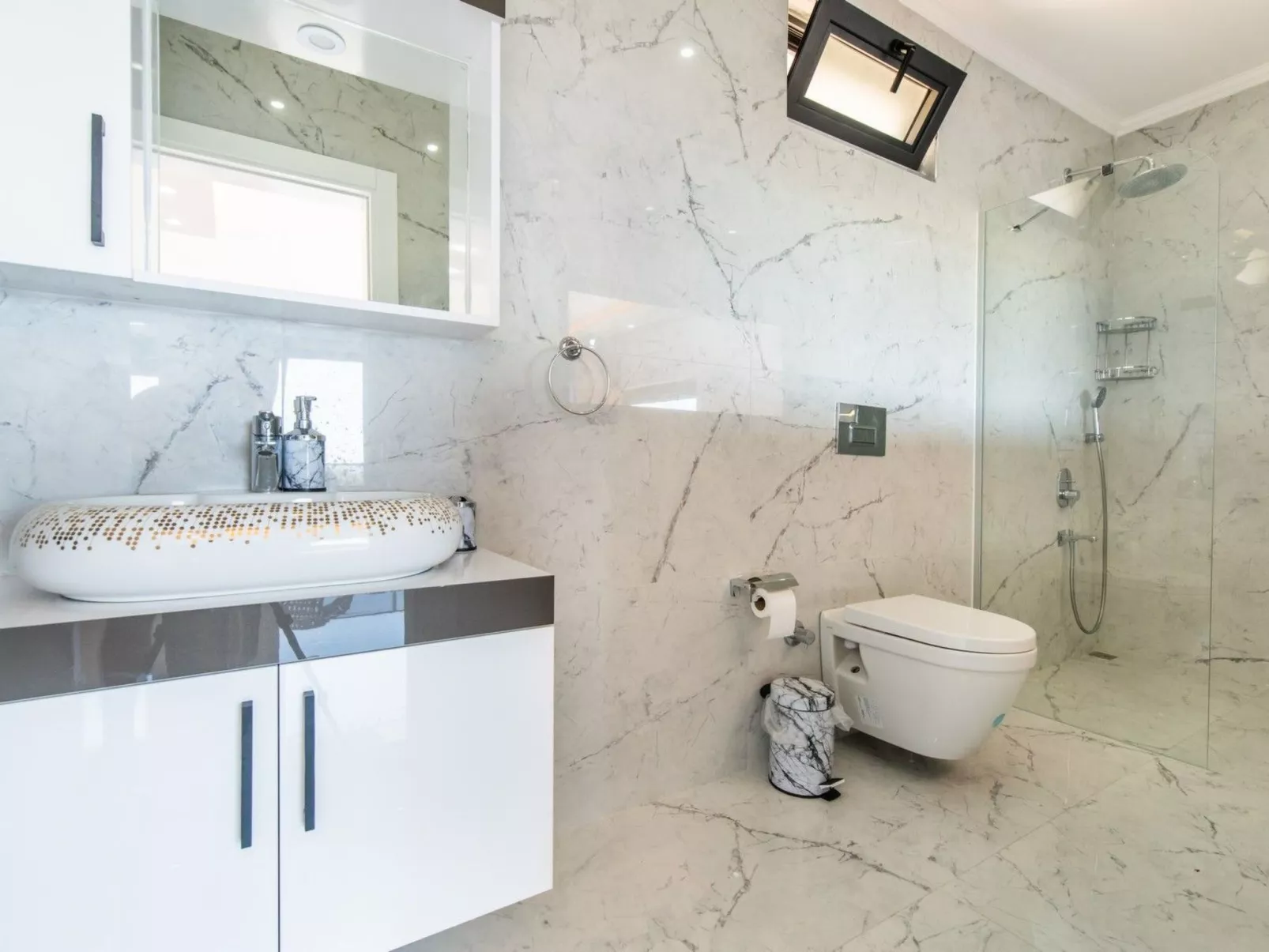 Villa Bajon mit Infinitypool und Meerblick - Drinnen