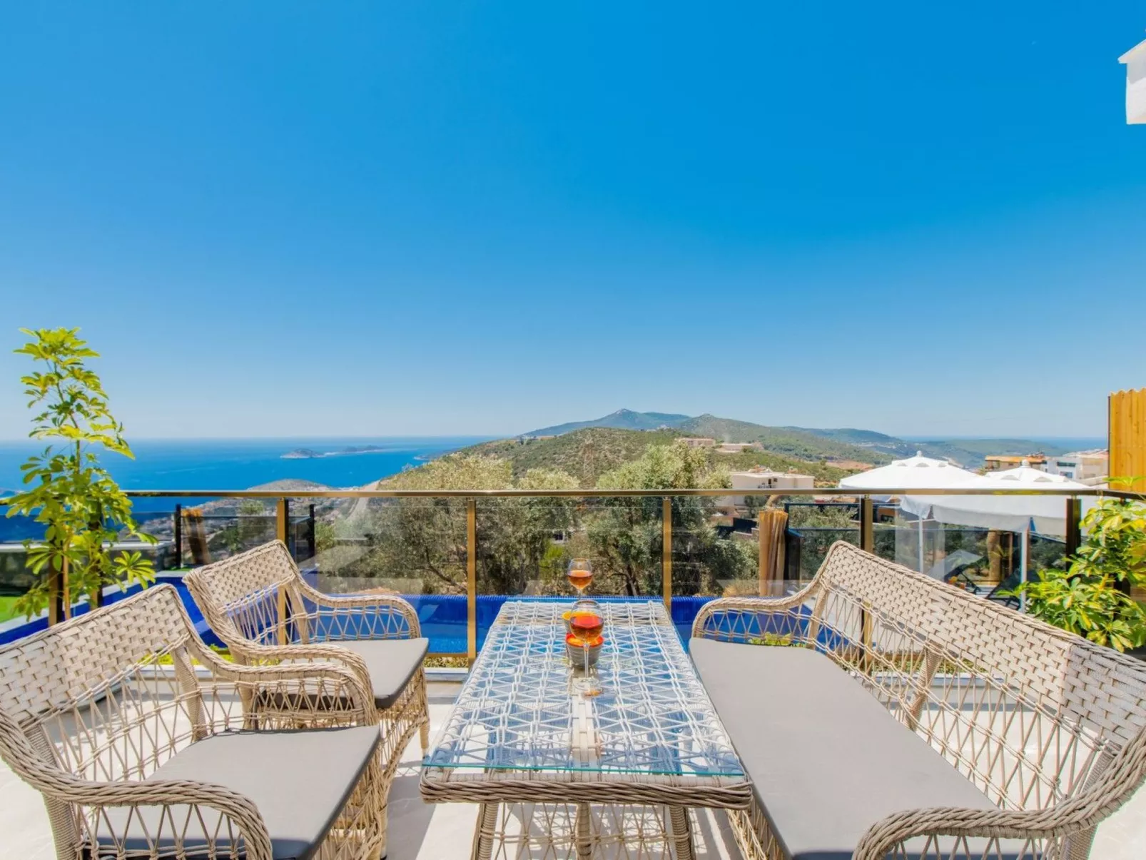 Villa Bajon mit Infinitypool und Meerblick - Draußen