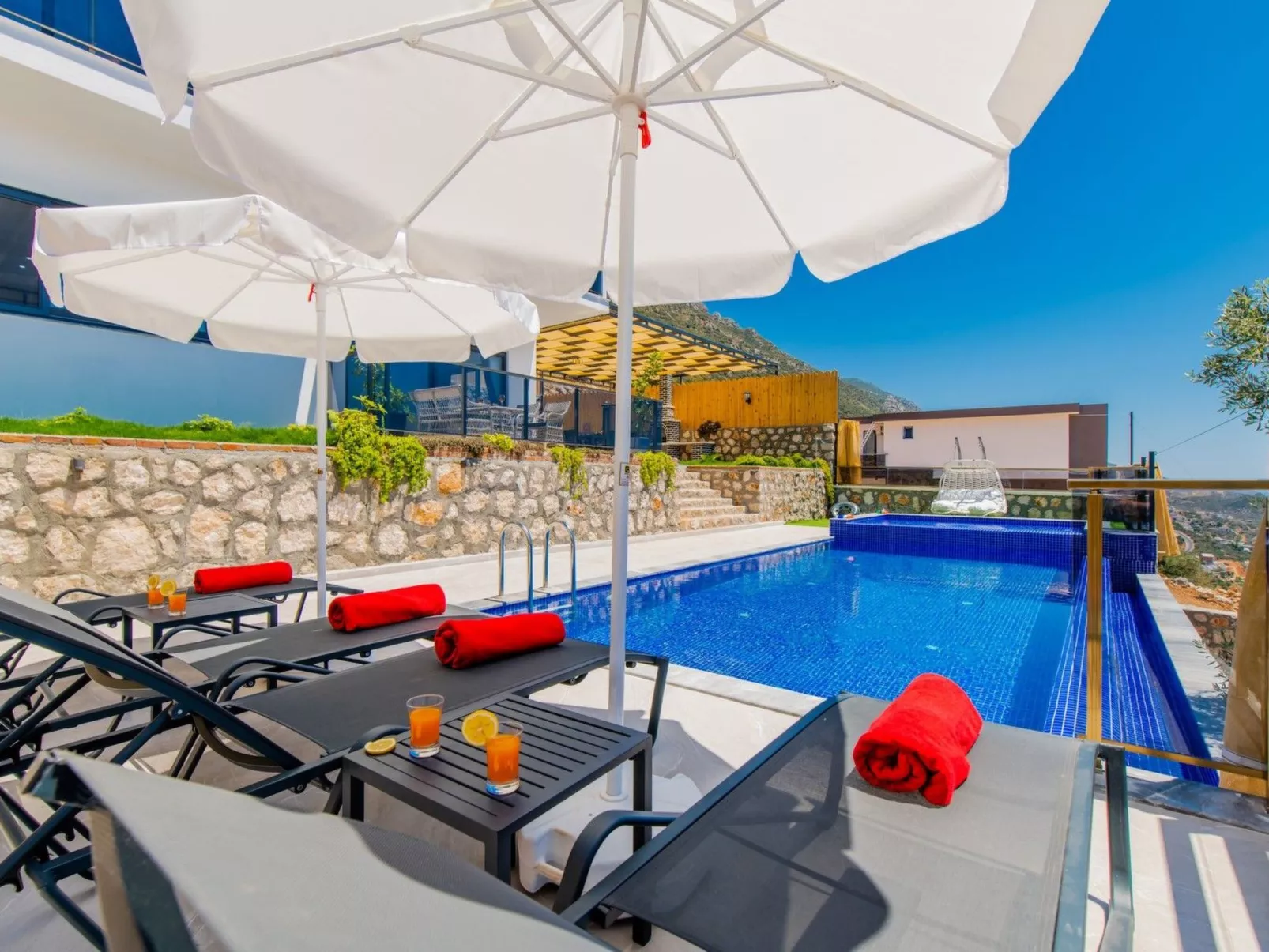 Villa Bajon mit Infinitypool und Meerblick - Draußen