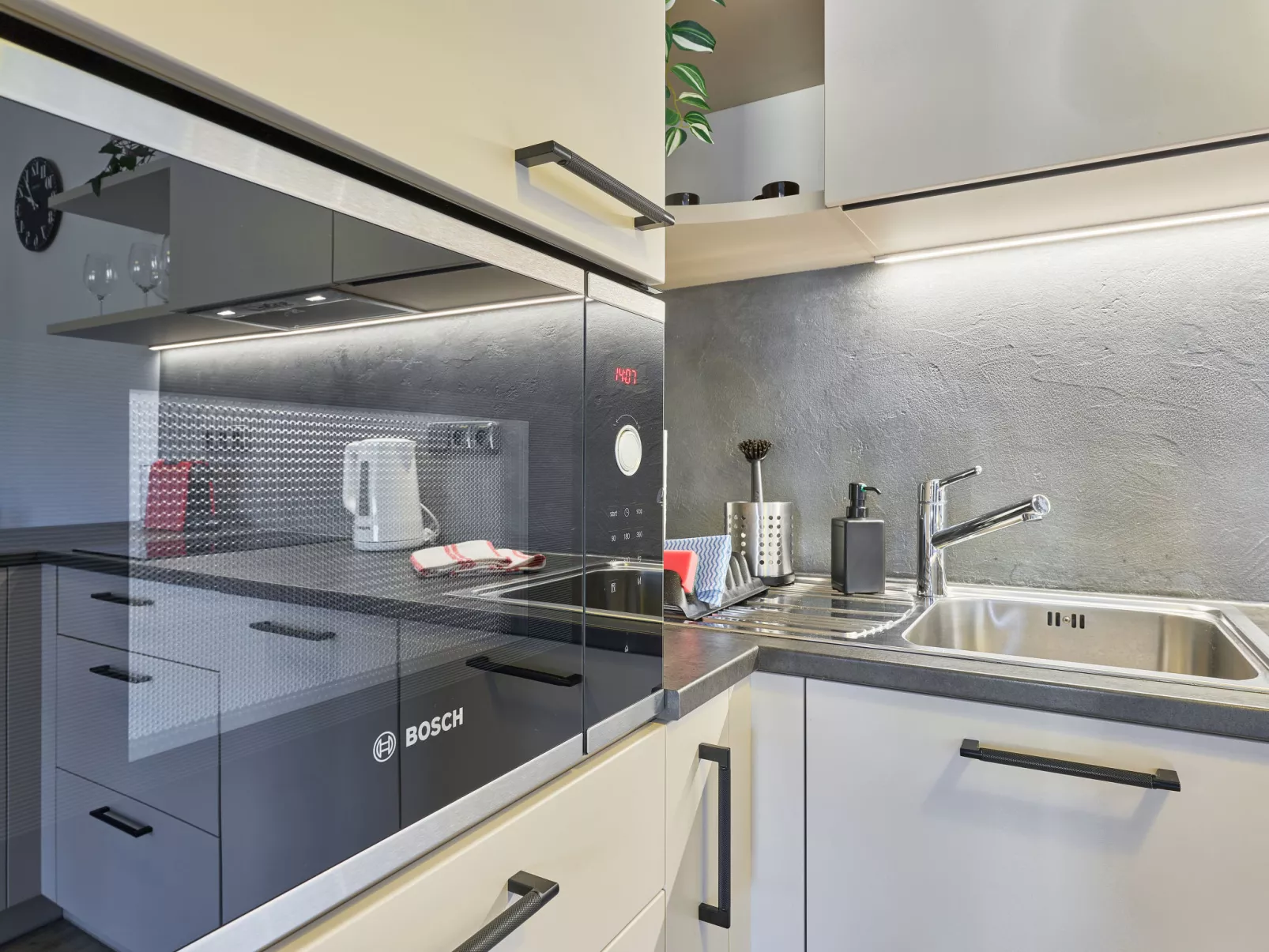 Sunny Terrace Oasis - Inside