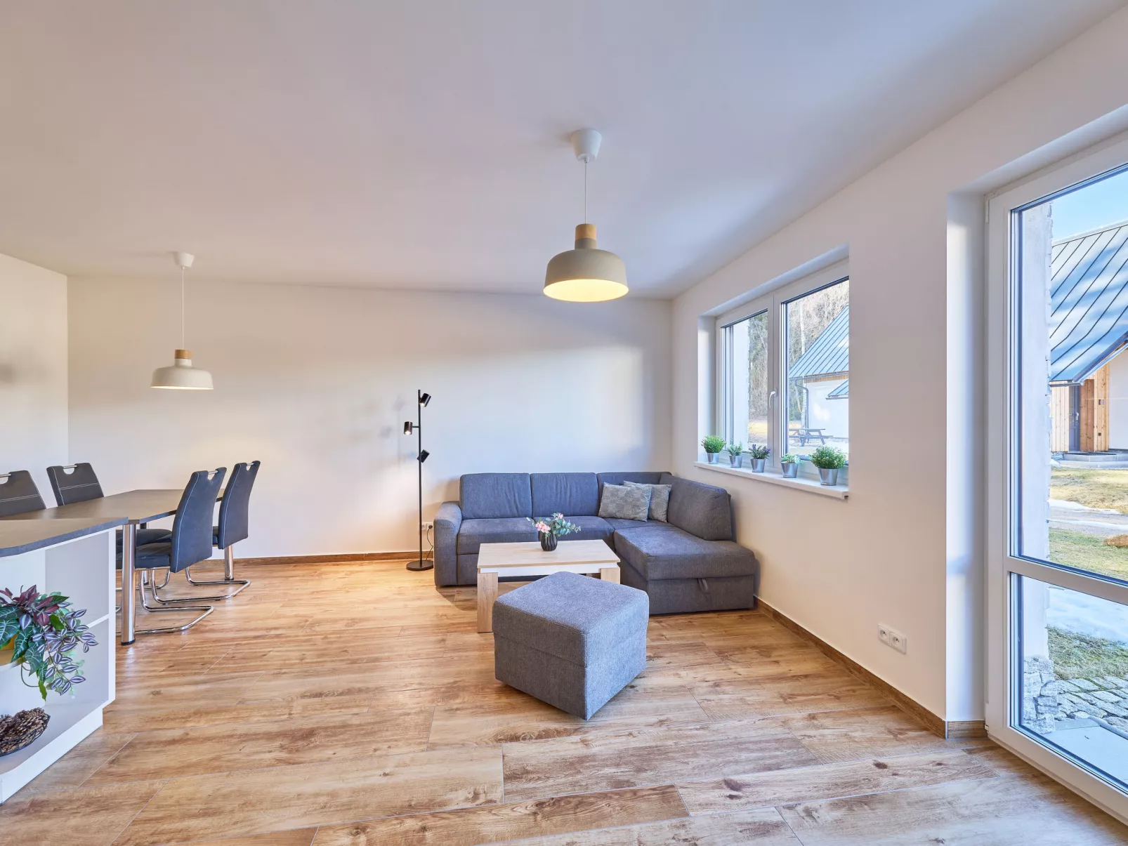 Sunny Terrace Oasis - Inside