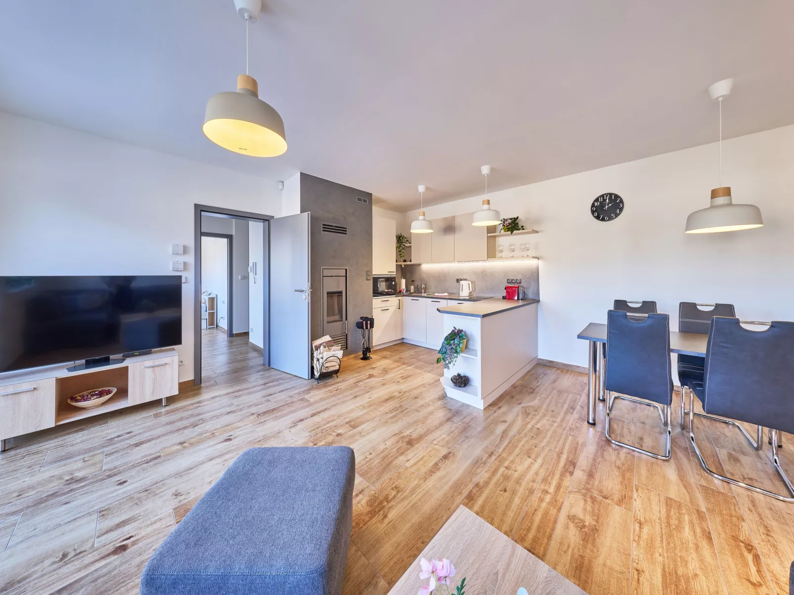 Sunny Terrace Oasis - Inside