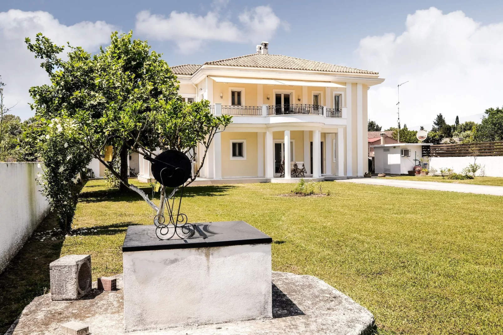Casa Bianca - Exterior in summer