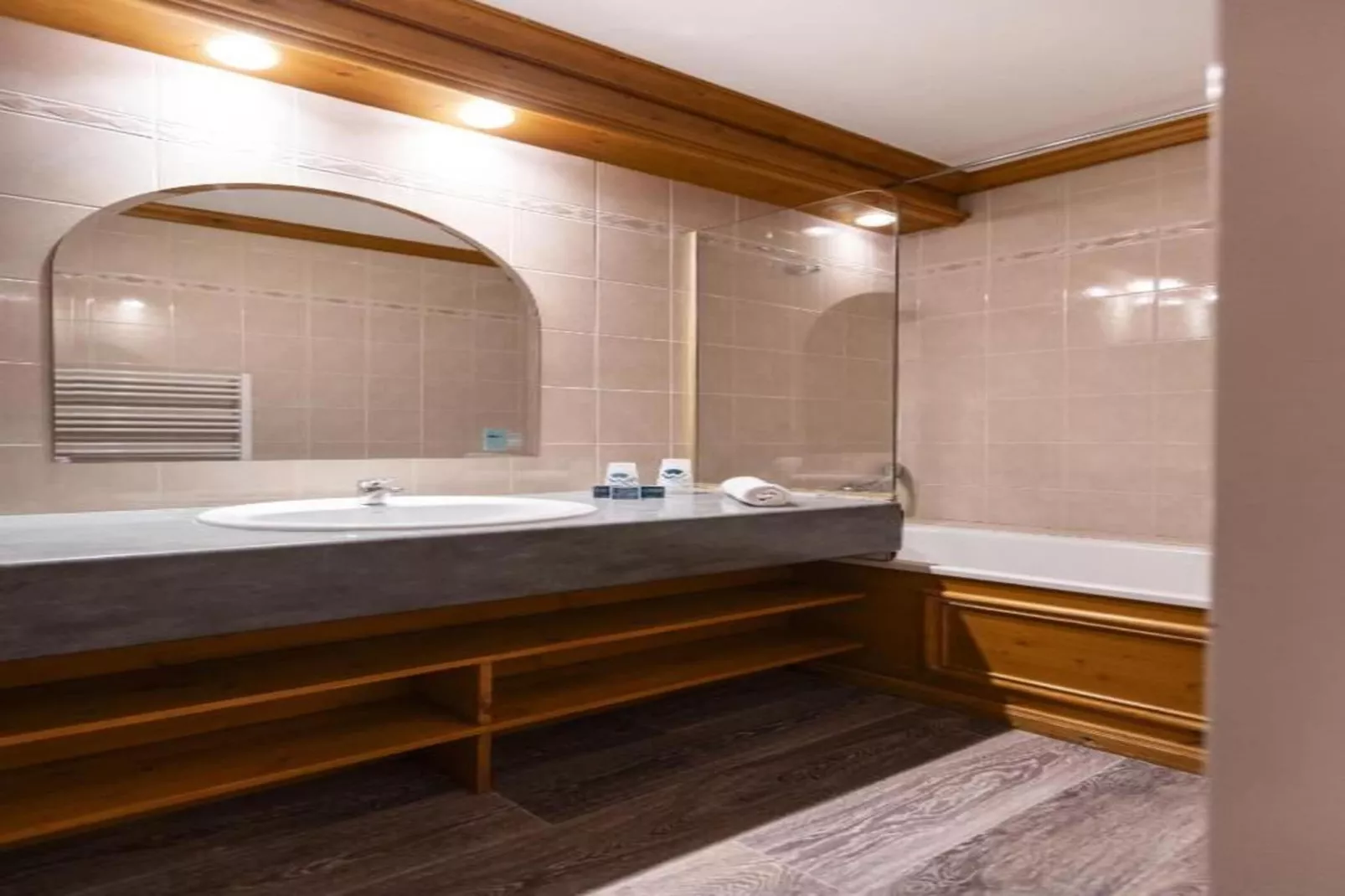 VALCENIS Chambre 2 personnes_C2 - Bathroom