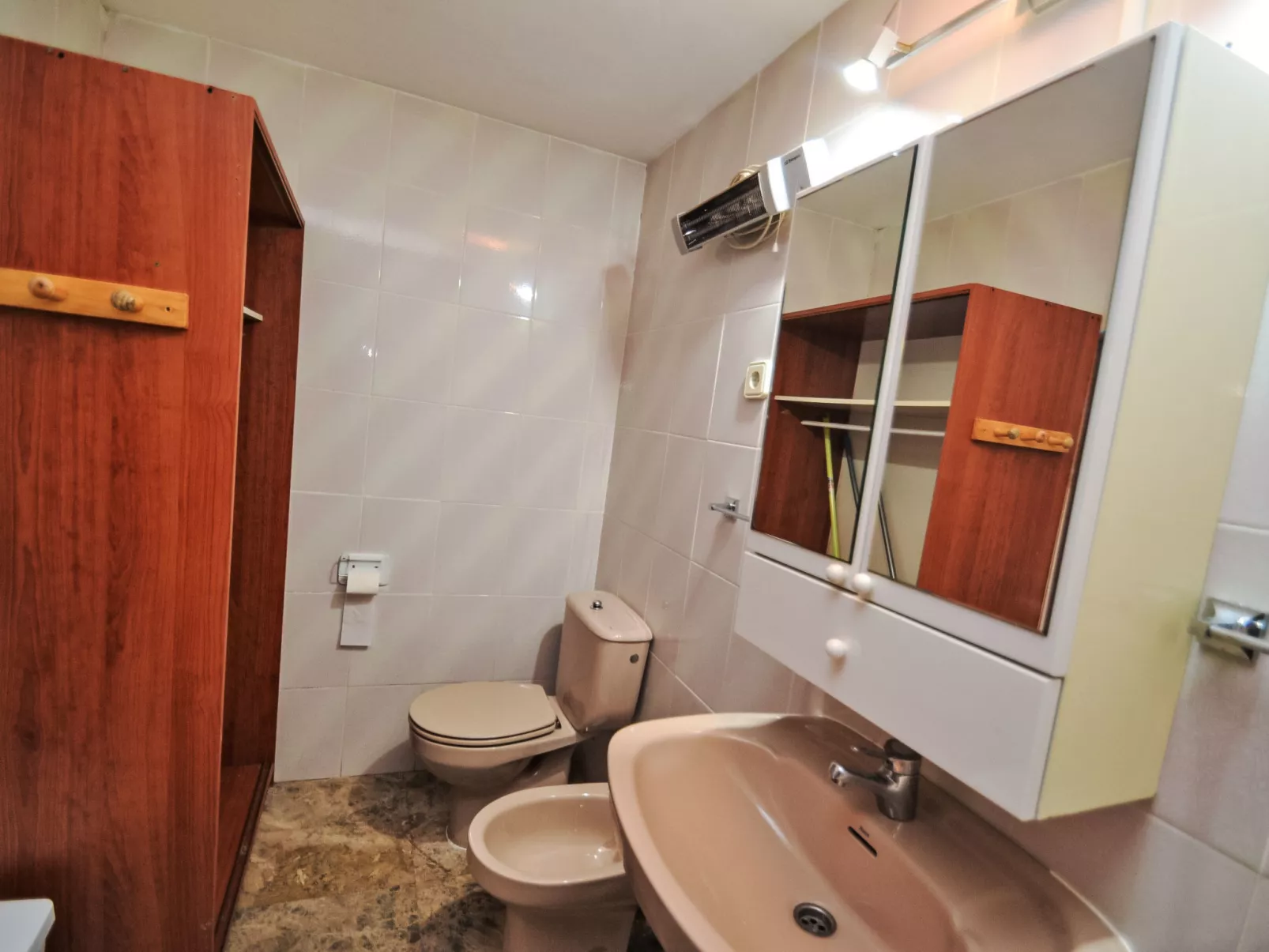 Cala Dorada - Inside