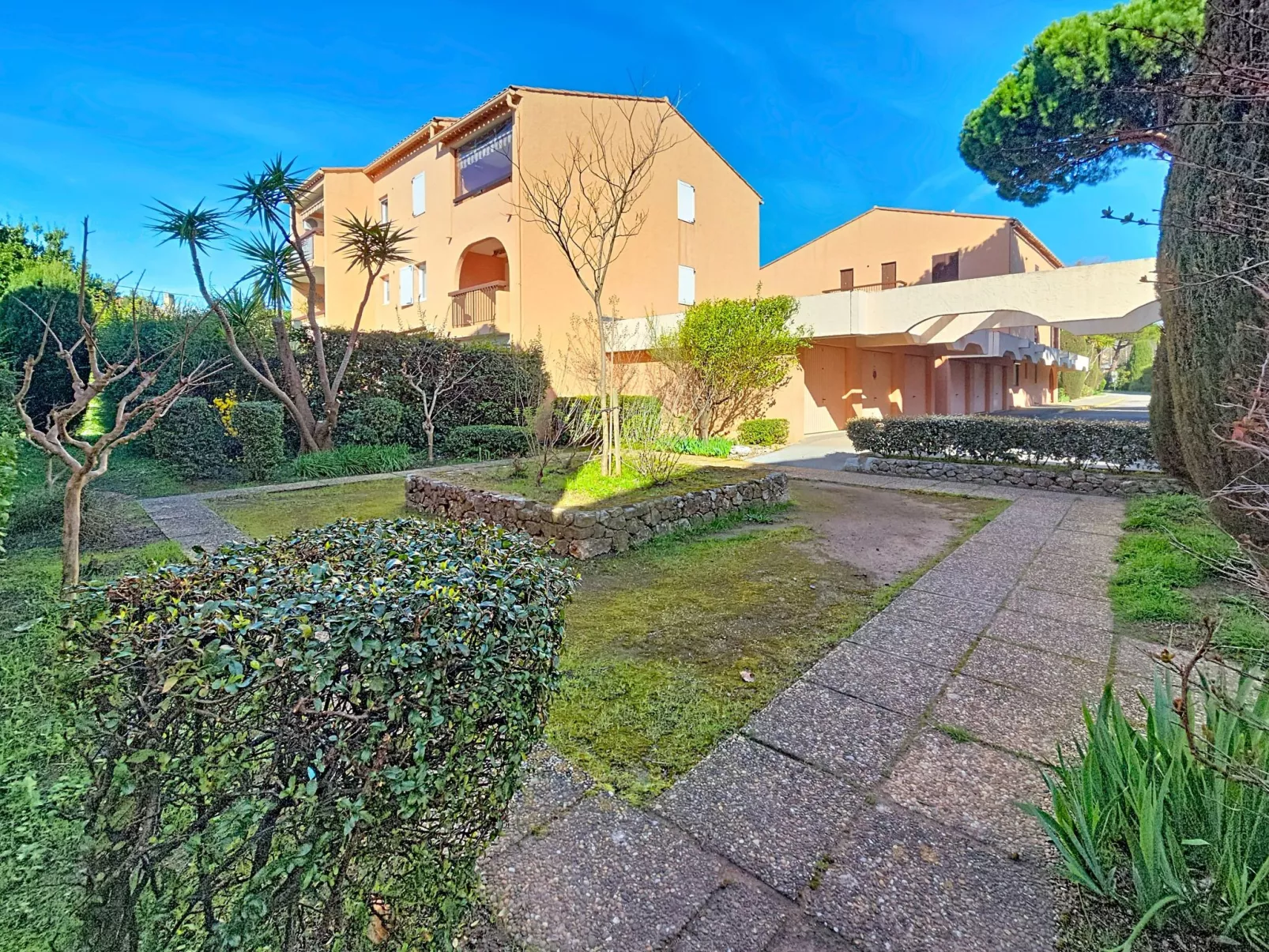 Les Flamants Roses - Draußen