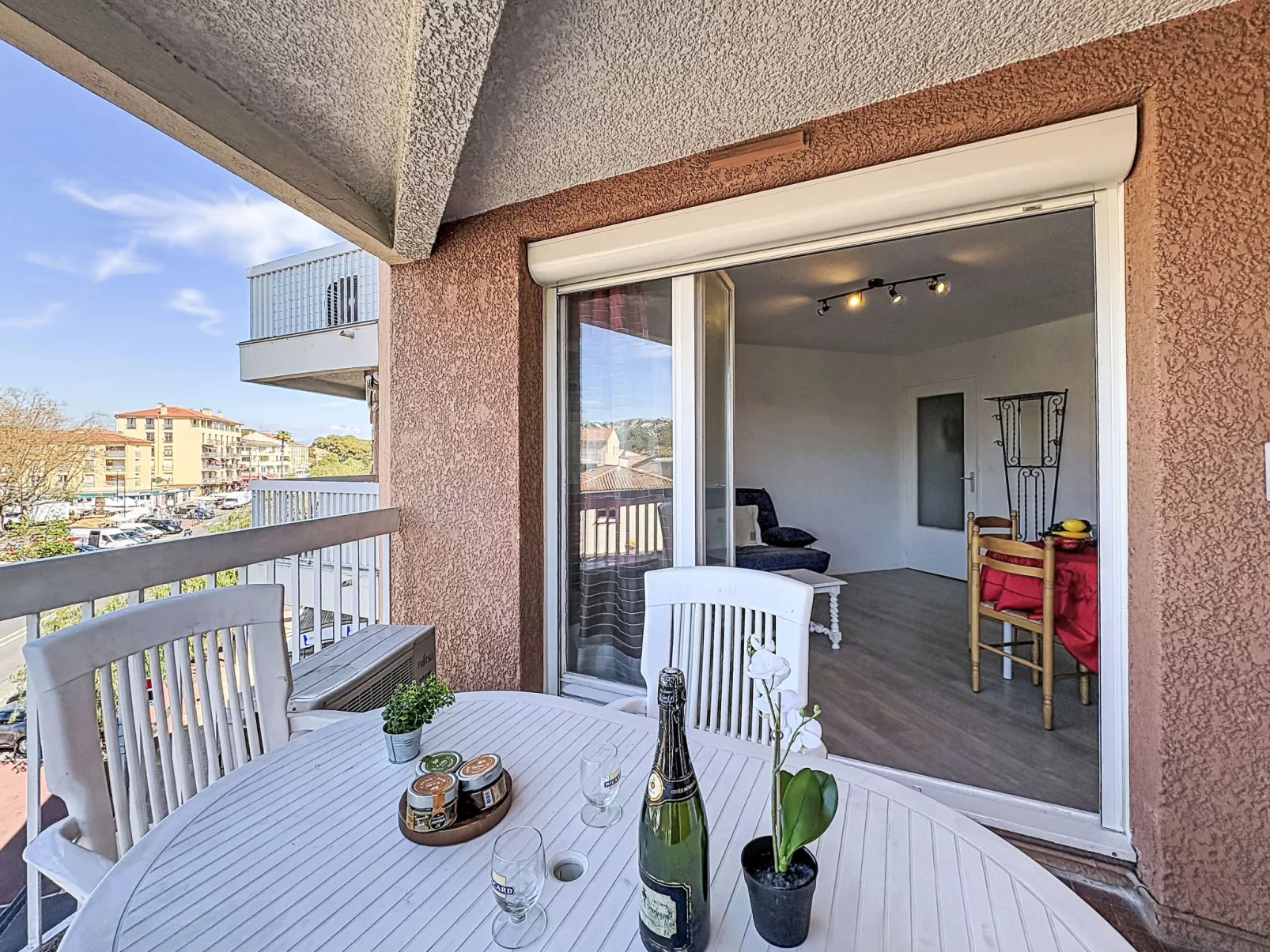 Le Saint François - Outside