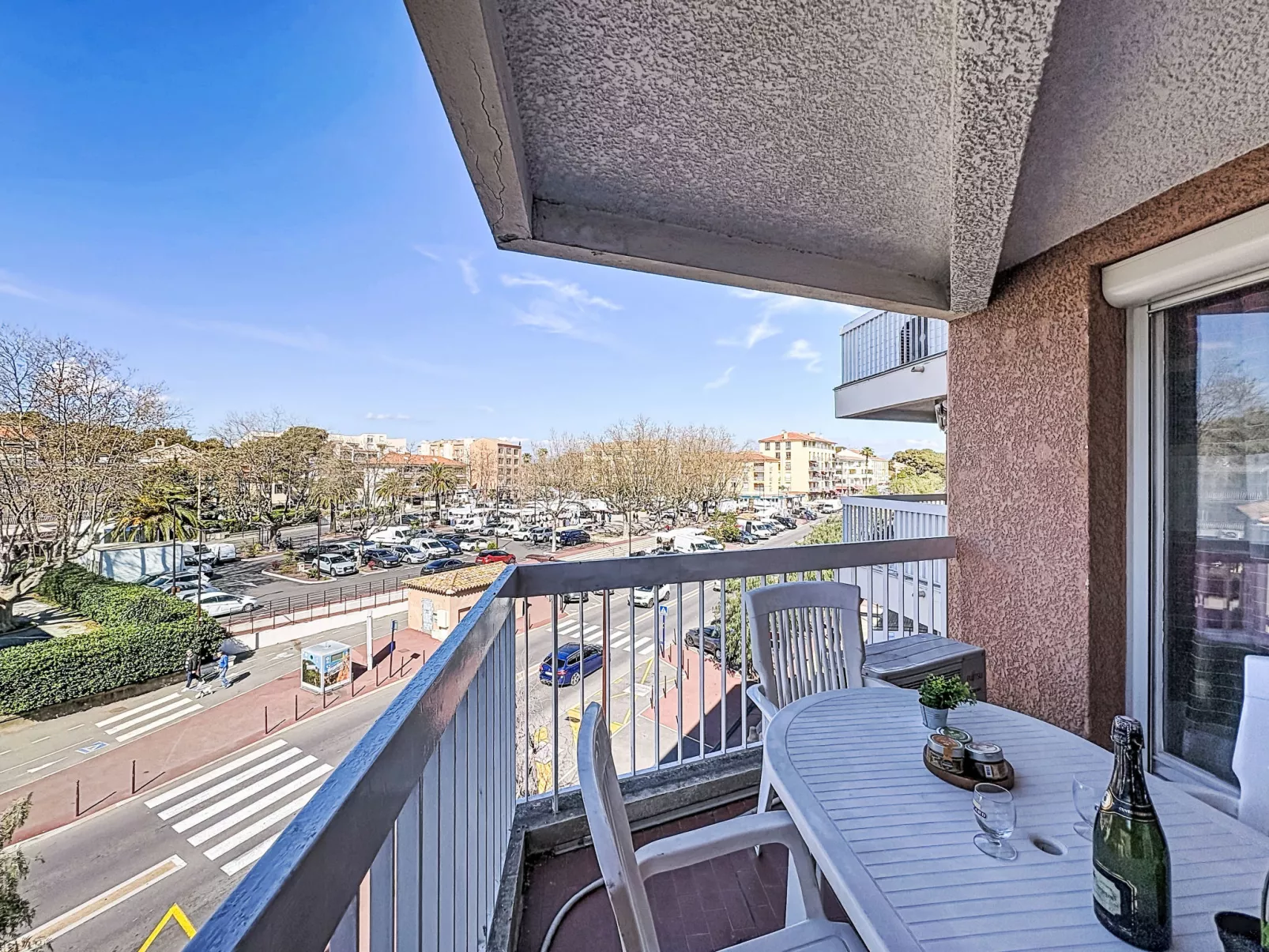 Le Saint François - Outside