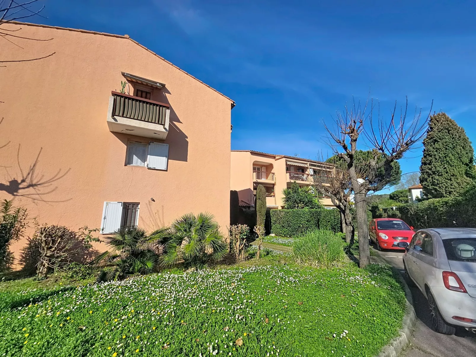 Les Flamants Roses - Draußen