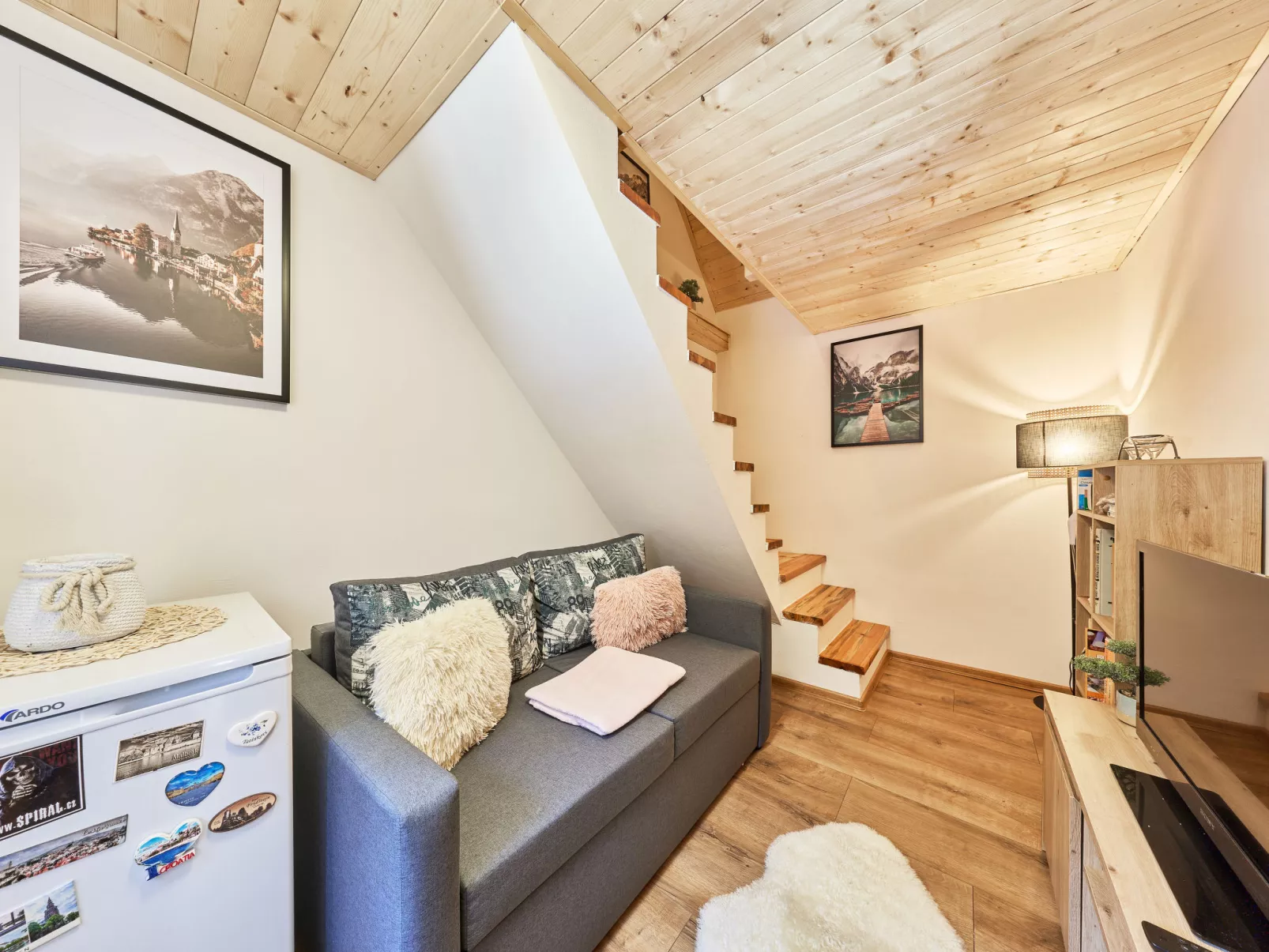 U potůčku - Inside