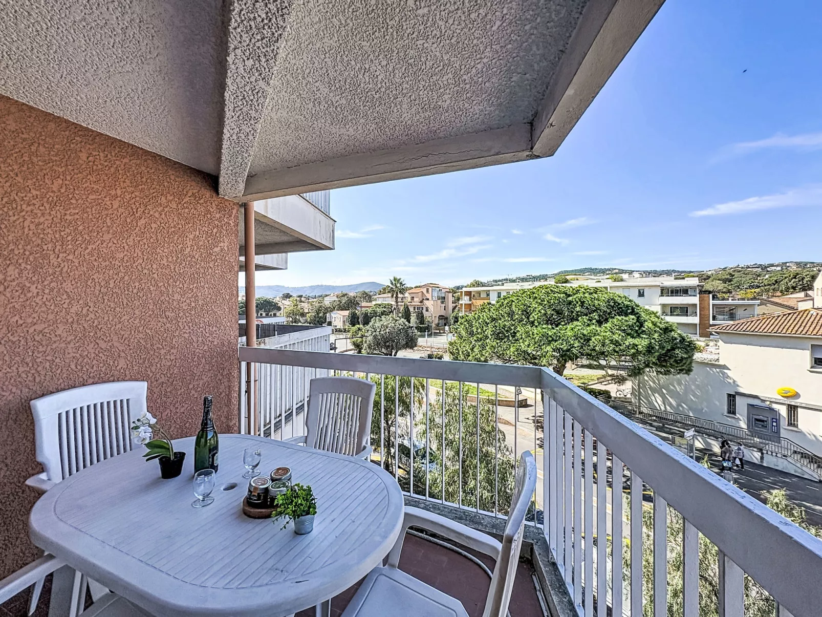 Le Saint François - Outside