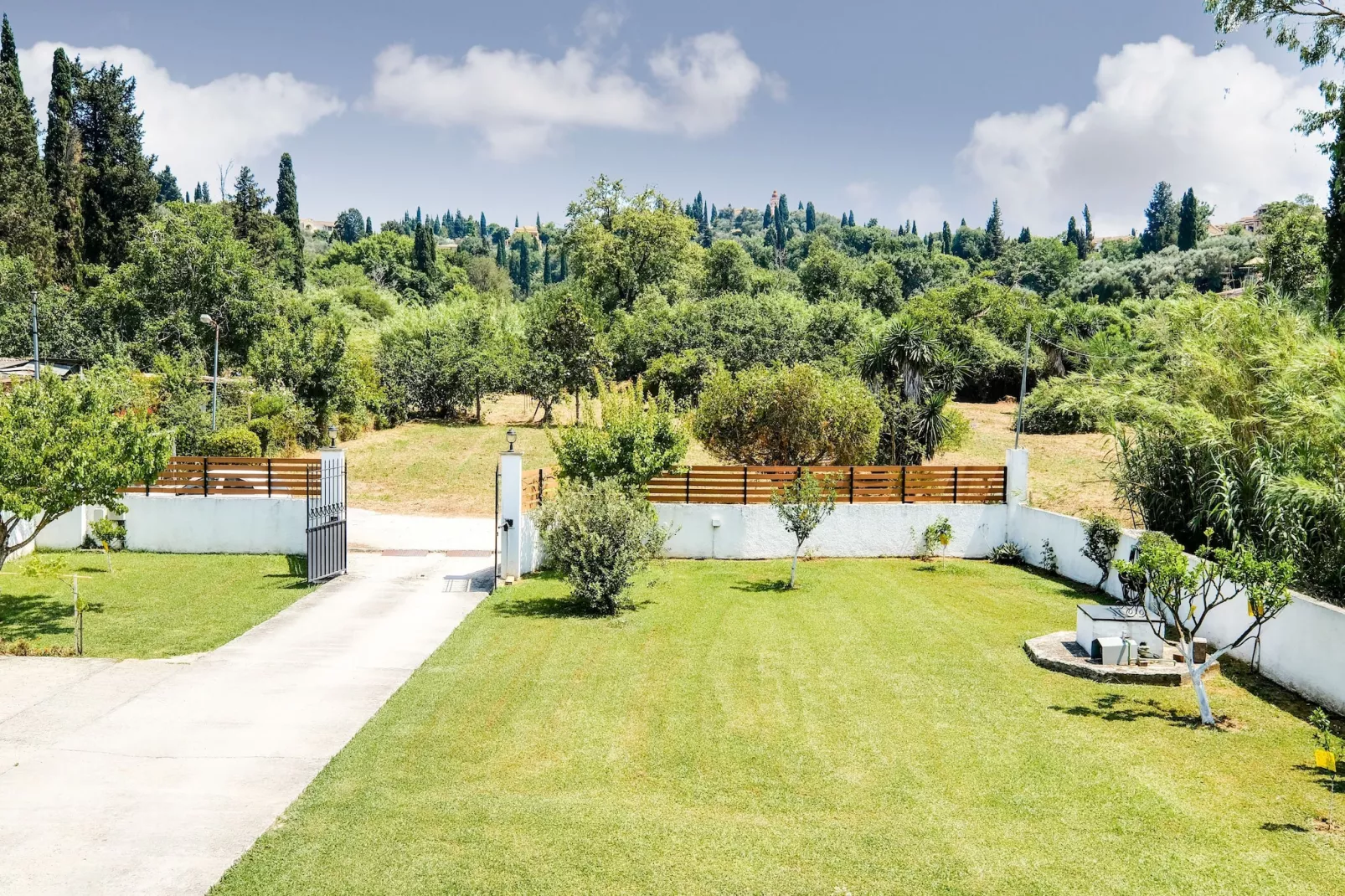 Casa Bianca - Gardens in summer