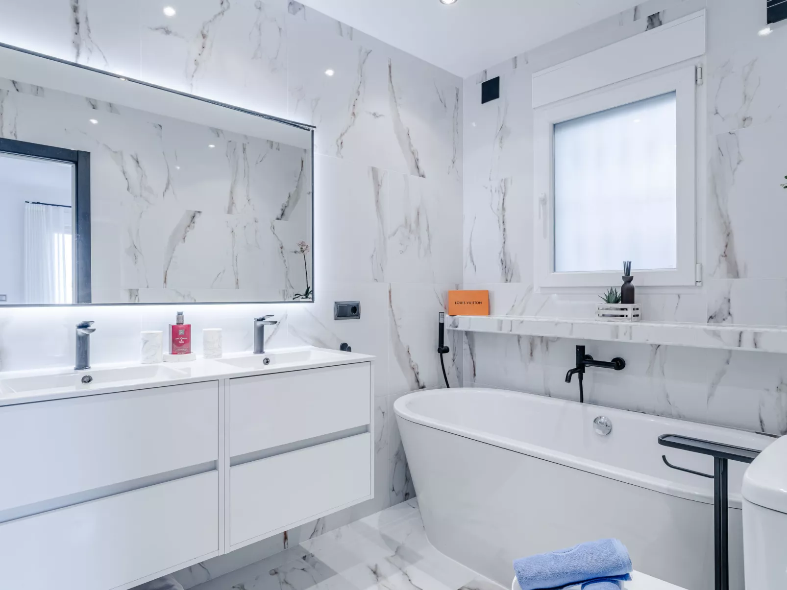 Tintorera Mar Azul - Outside