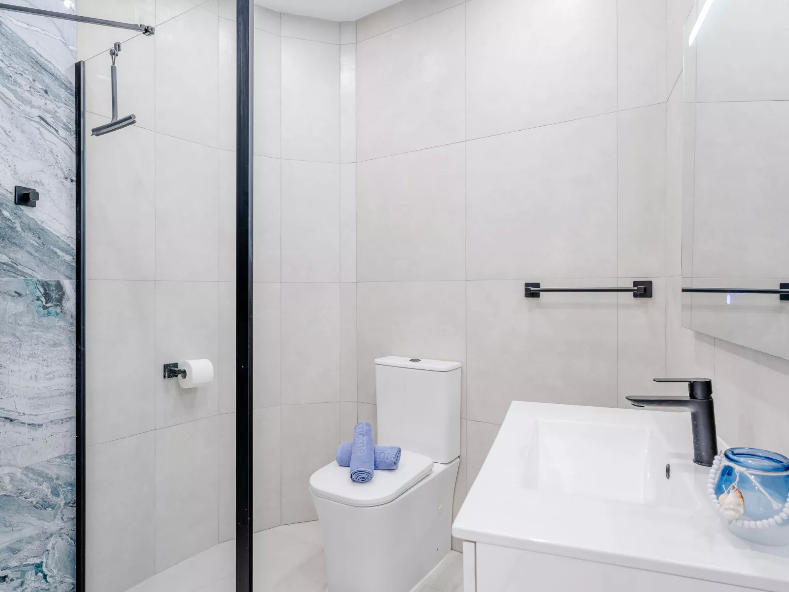 Tintorera Mar Azul - Inside