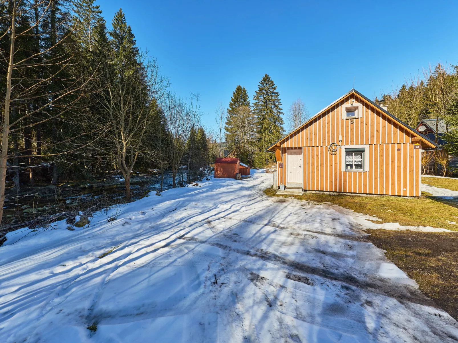 U potůčku - Outside