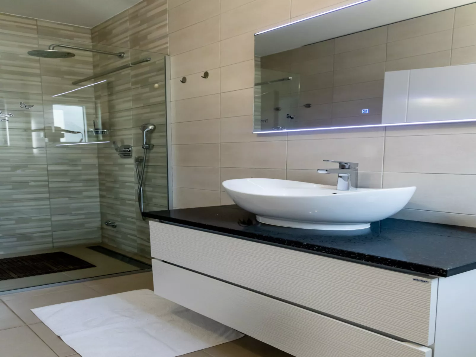 Sunny Adriatic - Drinnen