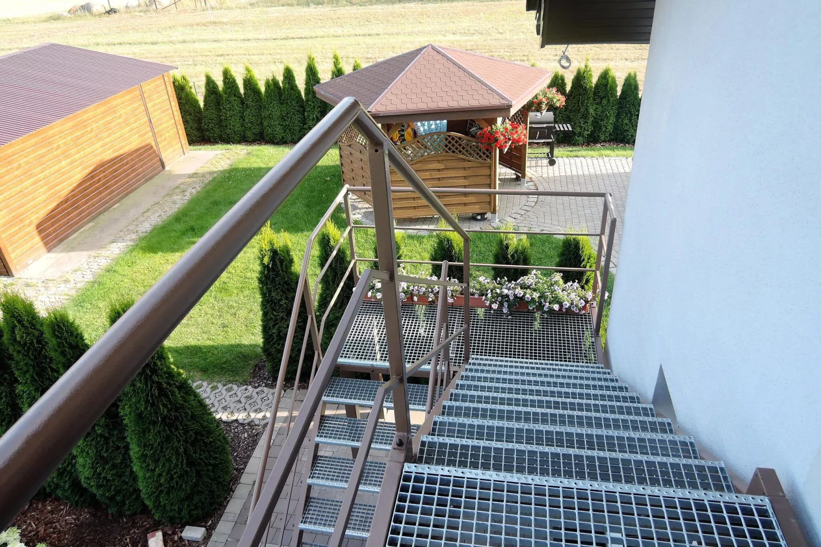 Komfortowy apartament z basenem i ogrodem dla 6 osób w Stepniczce-Gardens summer